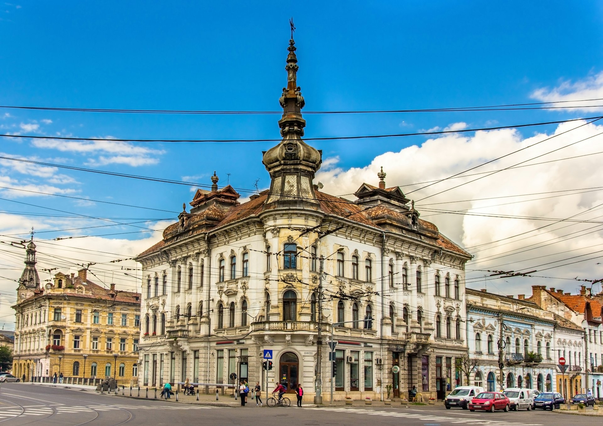 The exterior of the Palace of Babos in Cluj-Napoca, with an ornate spire. 