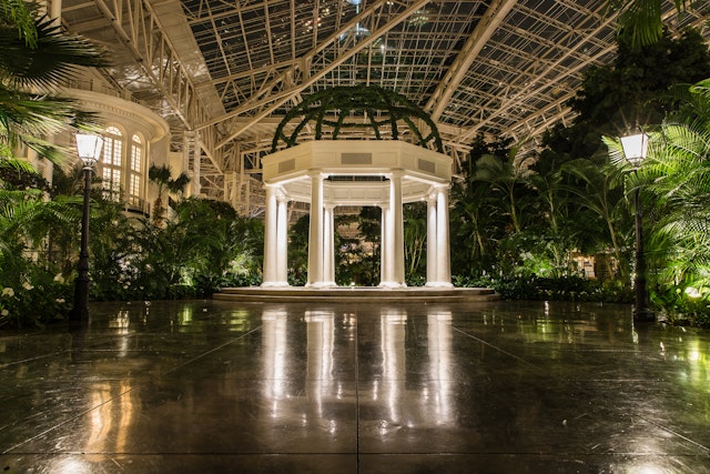 The Gaylord Opryland Hotel & Convention Center has an atrium with this gazebo fountain