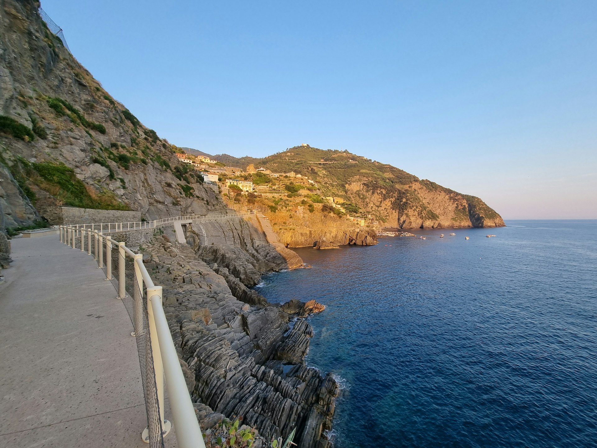 the-very-first-part-of-the-track-looking-back-towards-riomaggiore.jpg