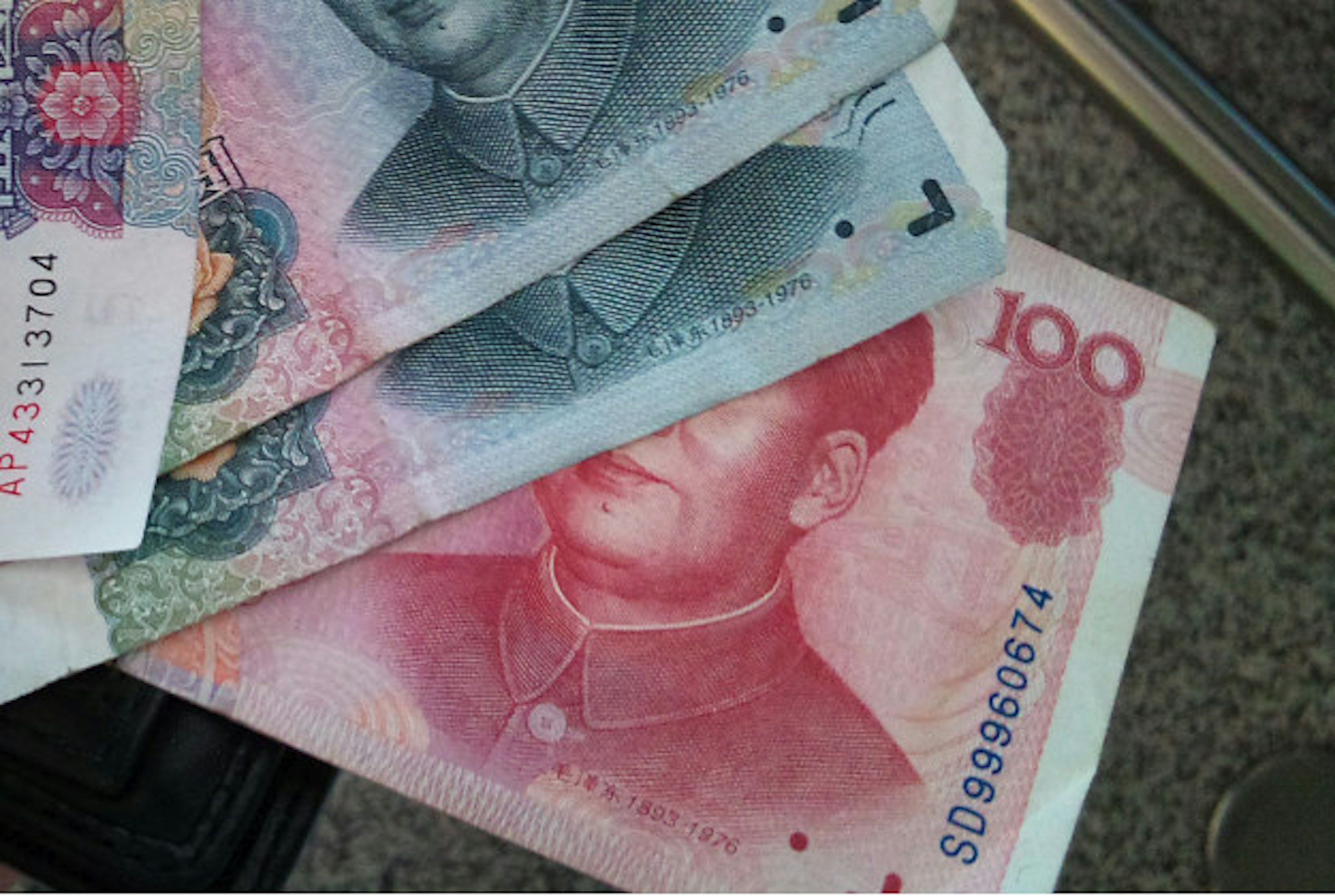 New 100 yuan note goes into circulation.