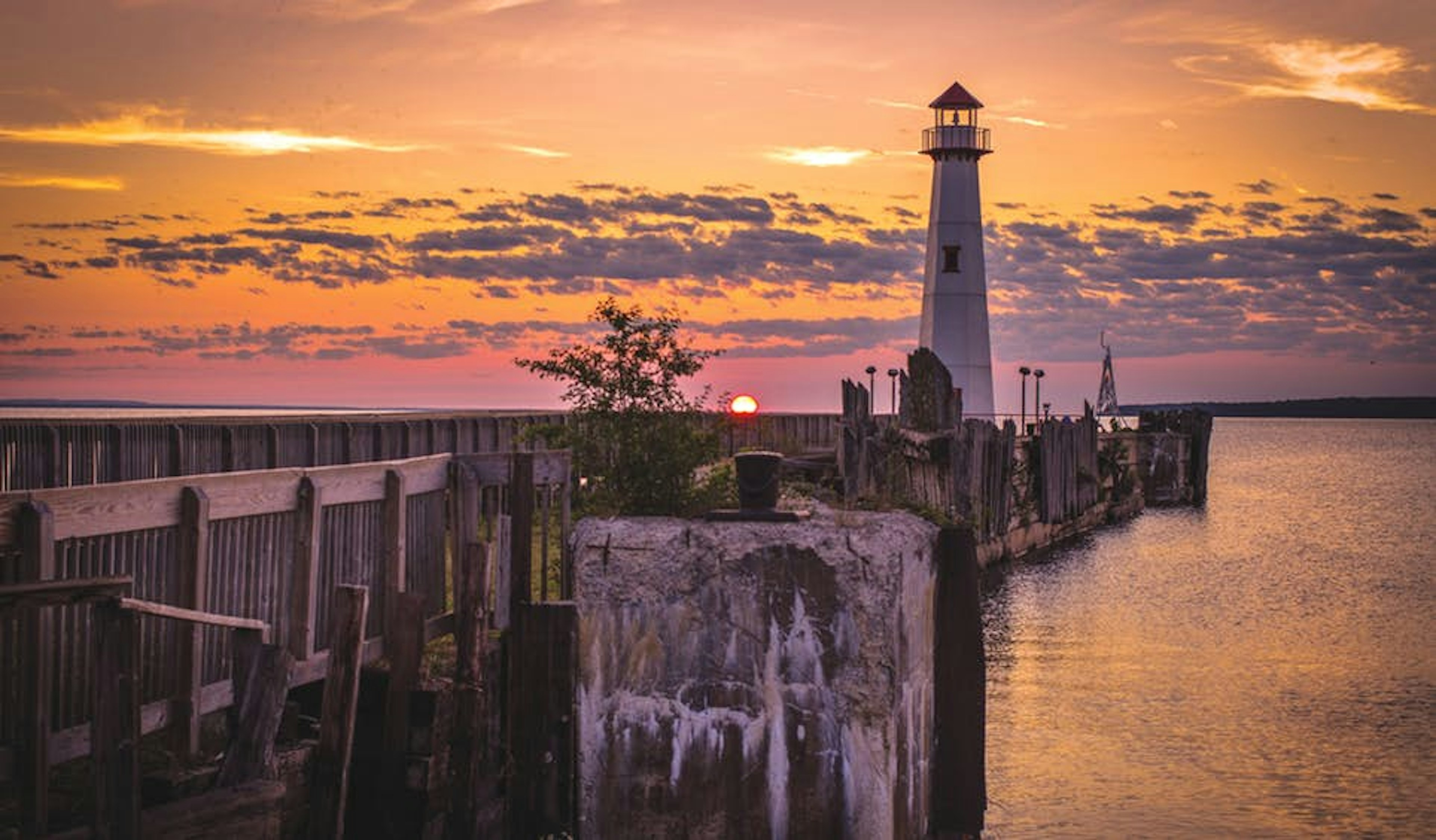 Over 40 lighthouses line the lakeshore of Michigan’s Upper Peninsula © ehrlif / Getty Images