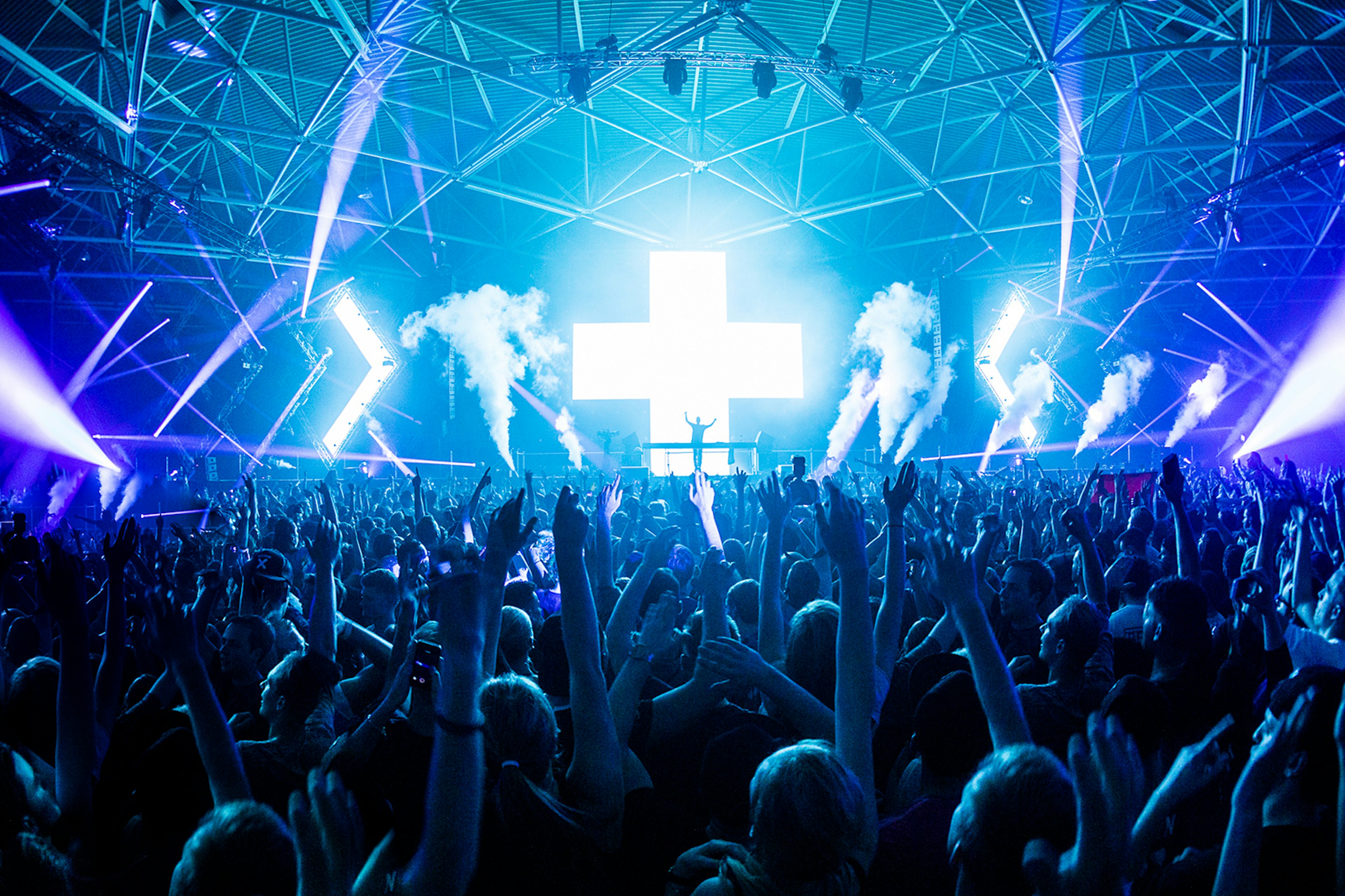 Crowd of people dancing in an Amsterdam club © Amsterdam Dance Event