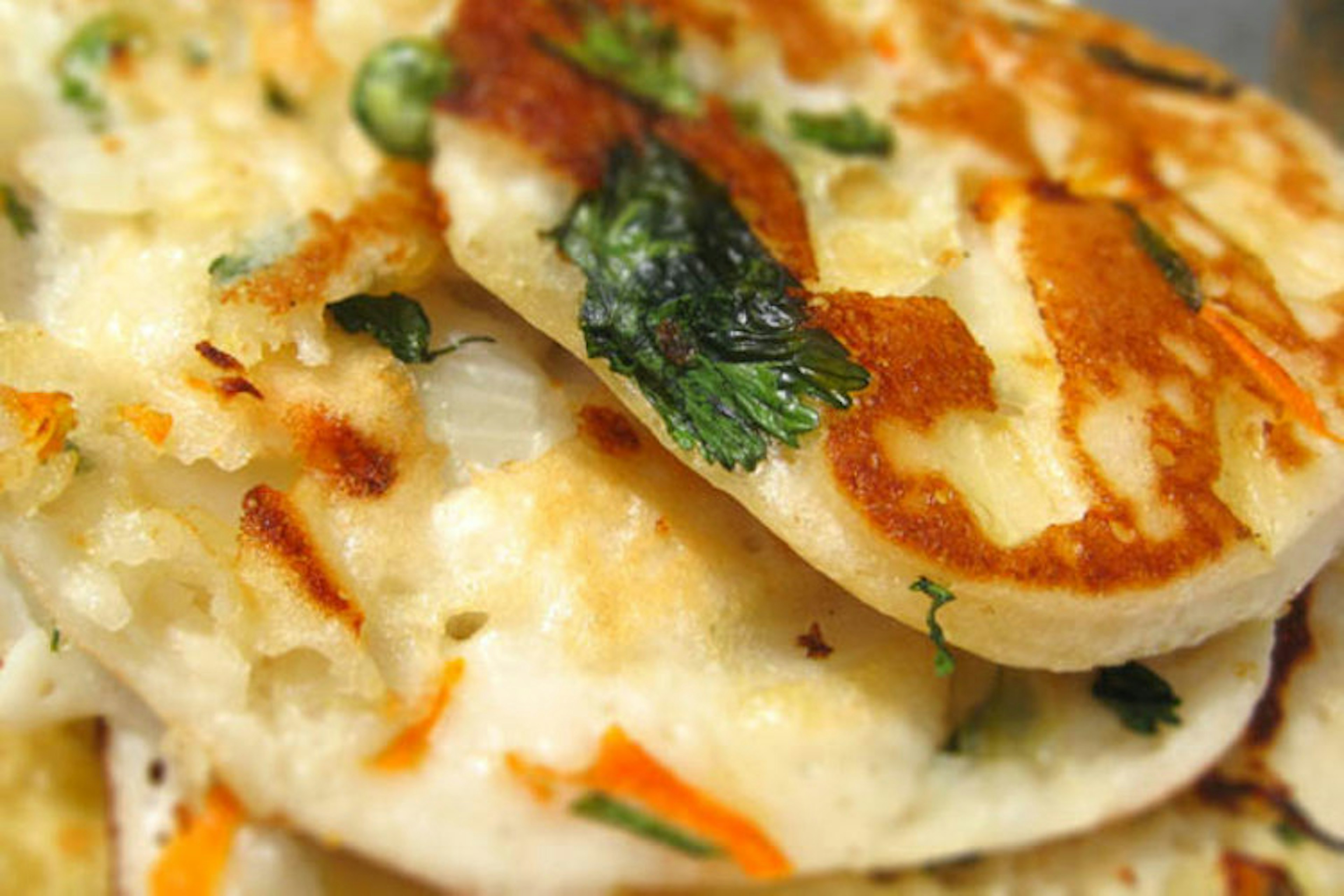 Freshly fried kulcha (Indian flatbread), Chennai. Image by Jason Lam / CC BY-SA 2.0.