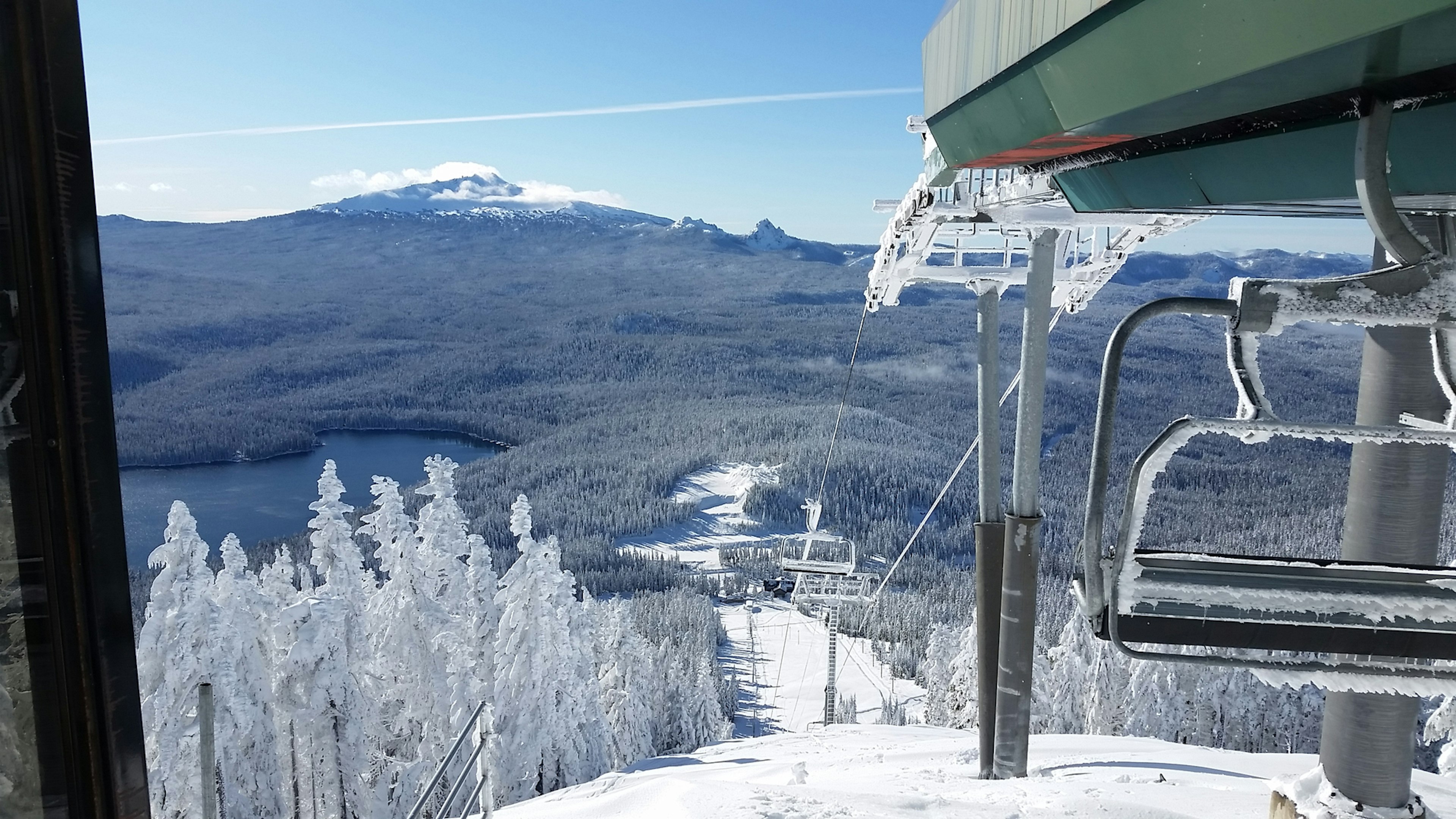 The view from Willamette Pass Ski Area, facing Diamond Peak and Mount Yoran with Odell Lake on the left