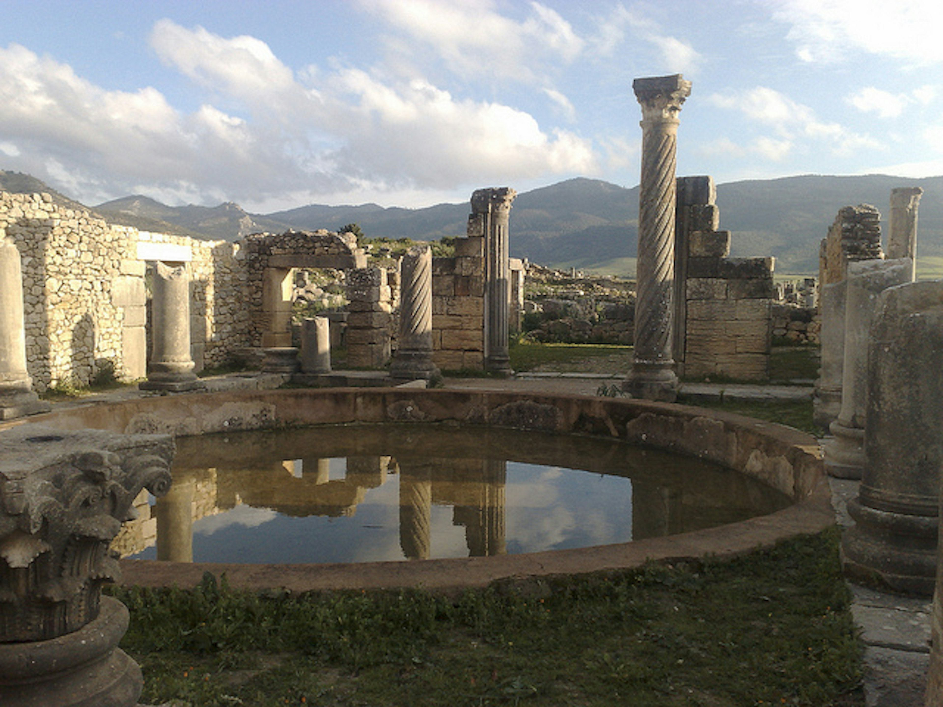 AWIB-ISAW: Volubilis (V).A round impluvium within the atrium of a Roman house in Volubilis, Morocco. by Erik Hermans (2009).copyright: 2009 Erik Hermans (used with permission).photographed place: Volubilis [http://pleiades.stoa.org/places/275740]..Published by the Institute for the Study of the Ancient World as part of the Ancient World Image Bank (AWIB). Further information: [http://www.nyu.edu/isaw/awib.htm].