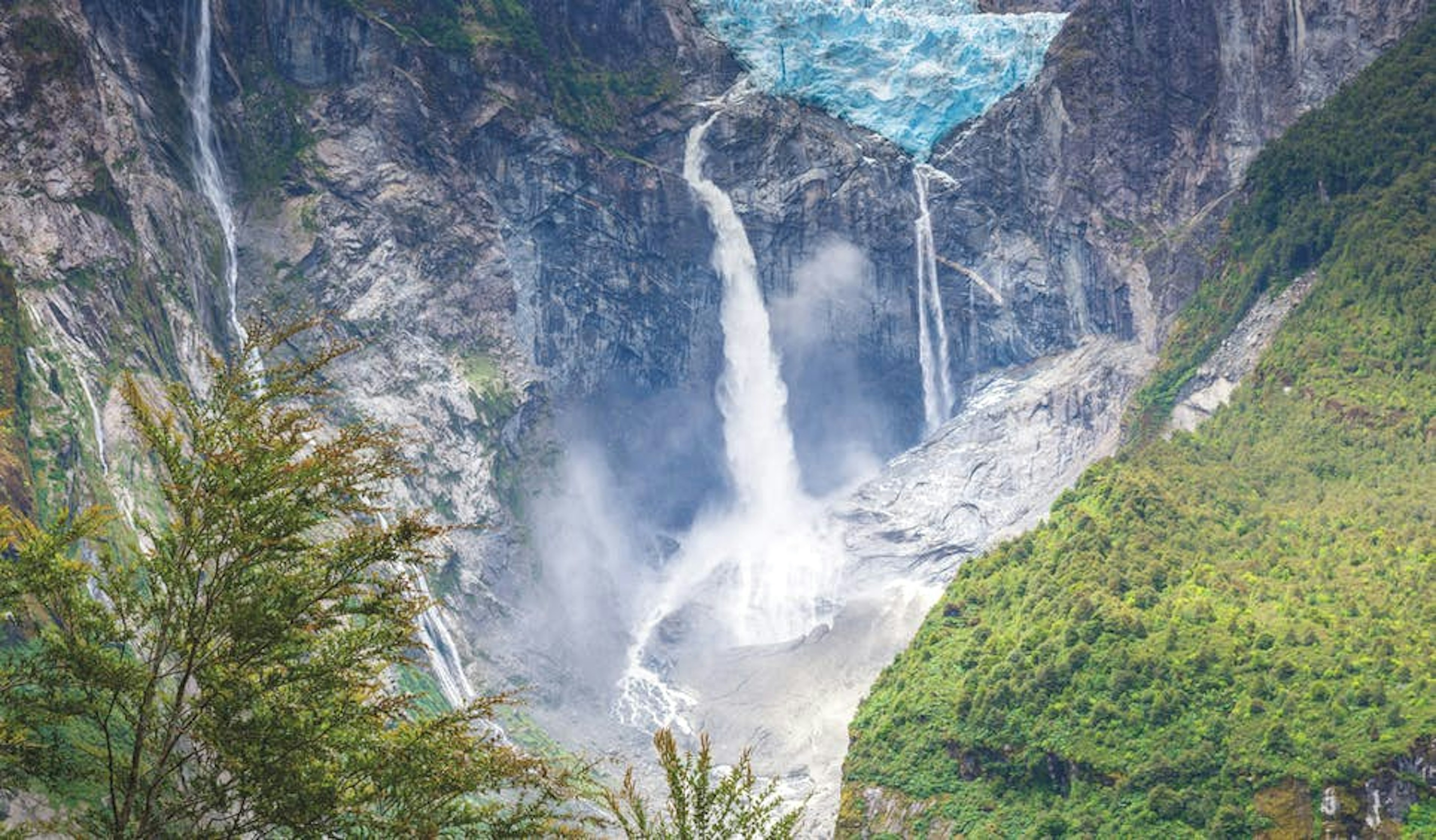 Patagonian glaciers not only look good – their pure, cool water is said to make the local beer more refreshing © Alberto Loyo / Shutterstock