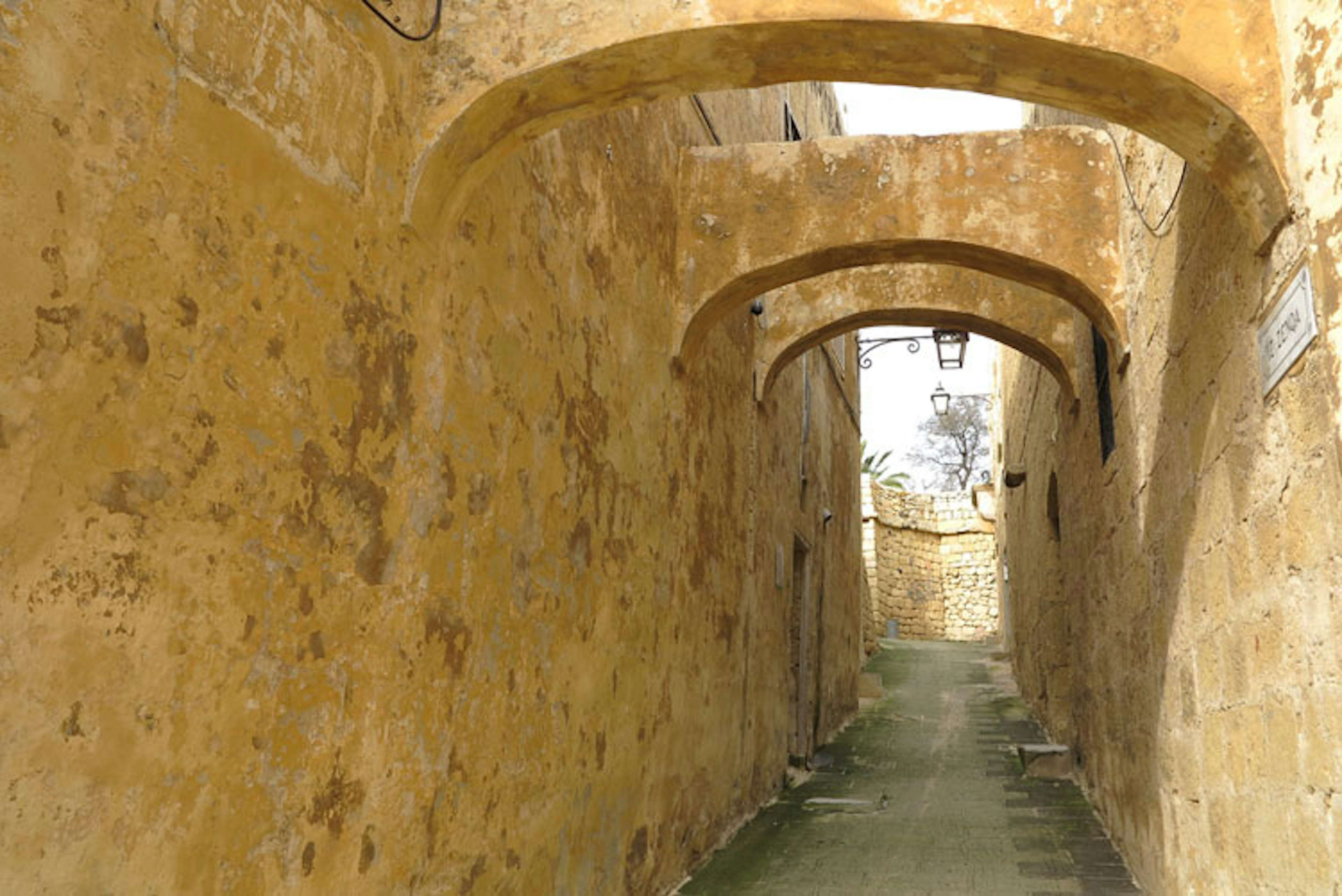 Narrow stone alleys wind around the old citadel Il-Kastell, in Victoria, Gozo. Image by Kirsten Rawlings / ϰϲʿ¼.