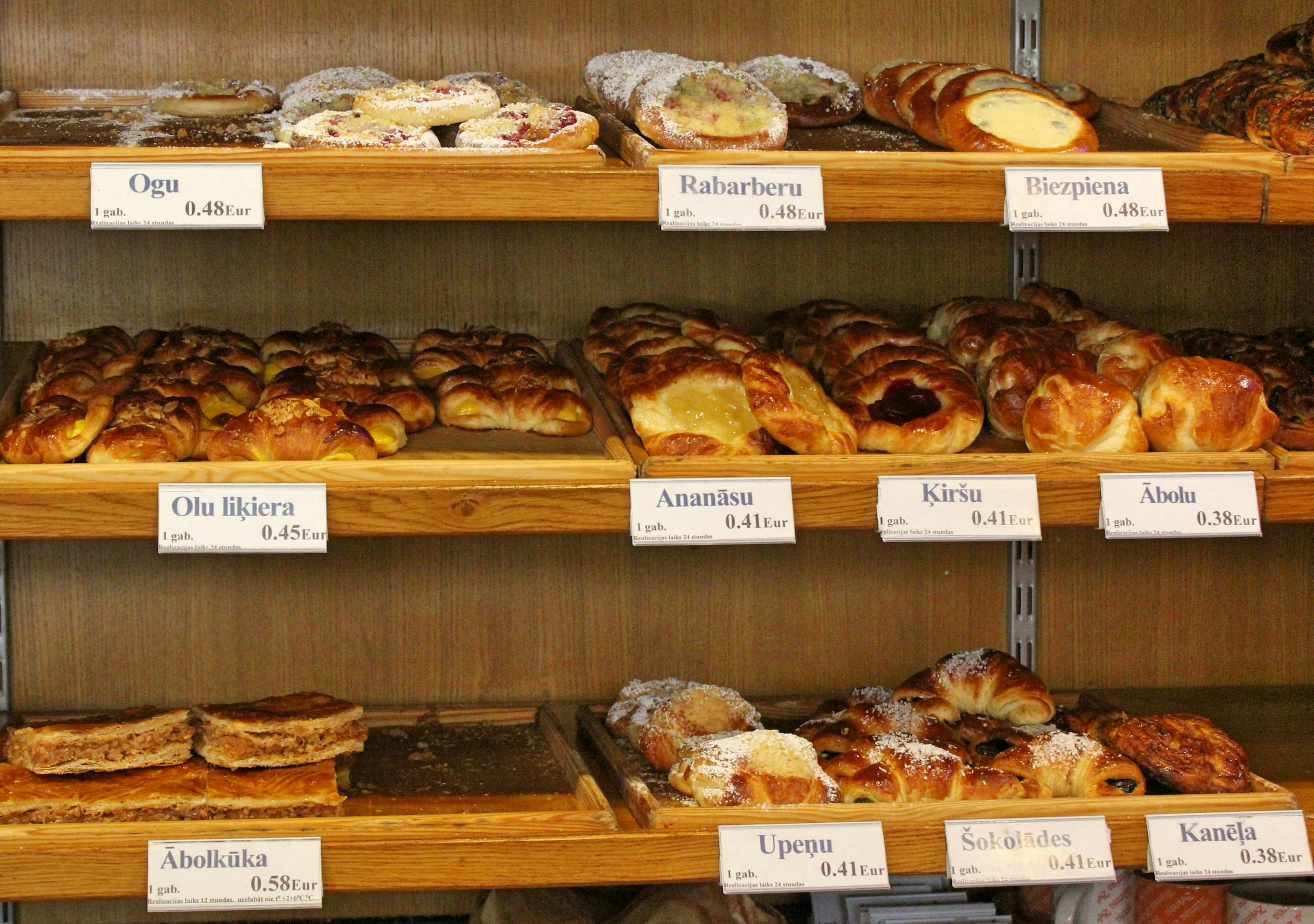 Window display of a variety of delicious pastries and other sweet treats with their names and prices labelled © Caroline Hadamitzky / ϰϲʿ¼