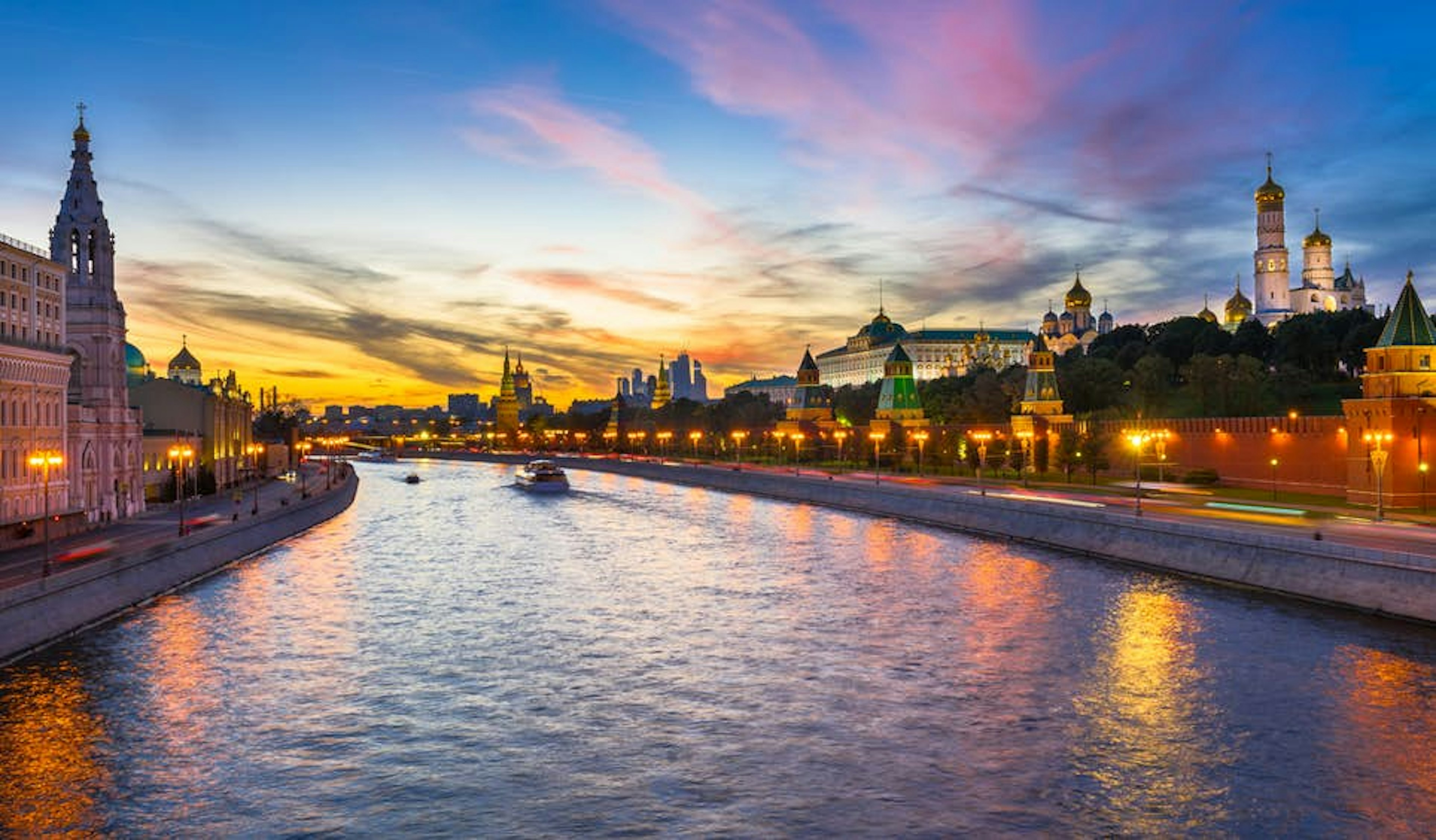 Twilight falls on the Kremlin and the Moscow River © Catarina Belova / Shutterstock