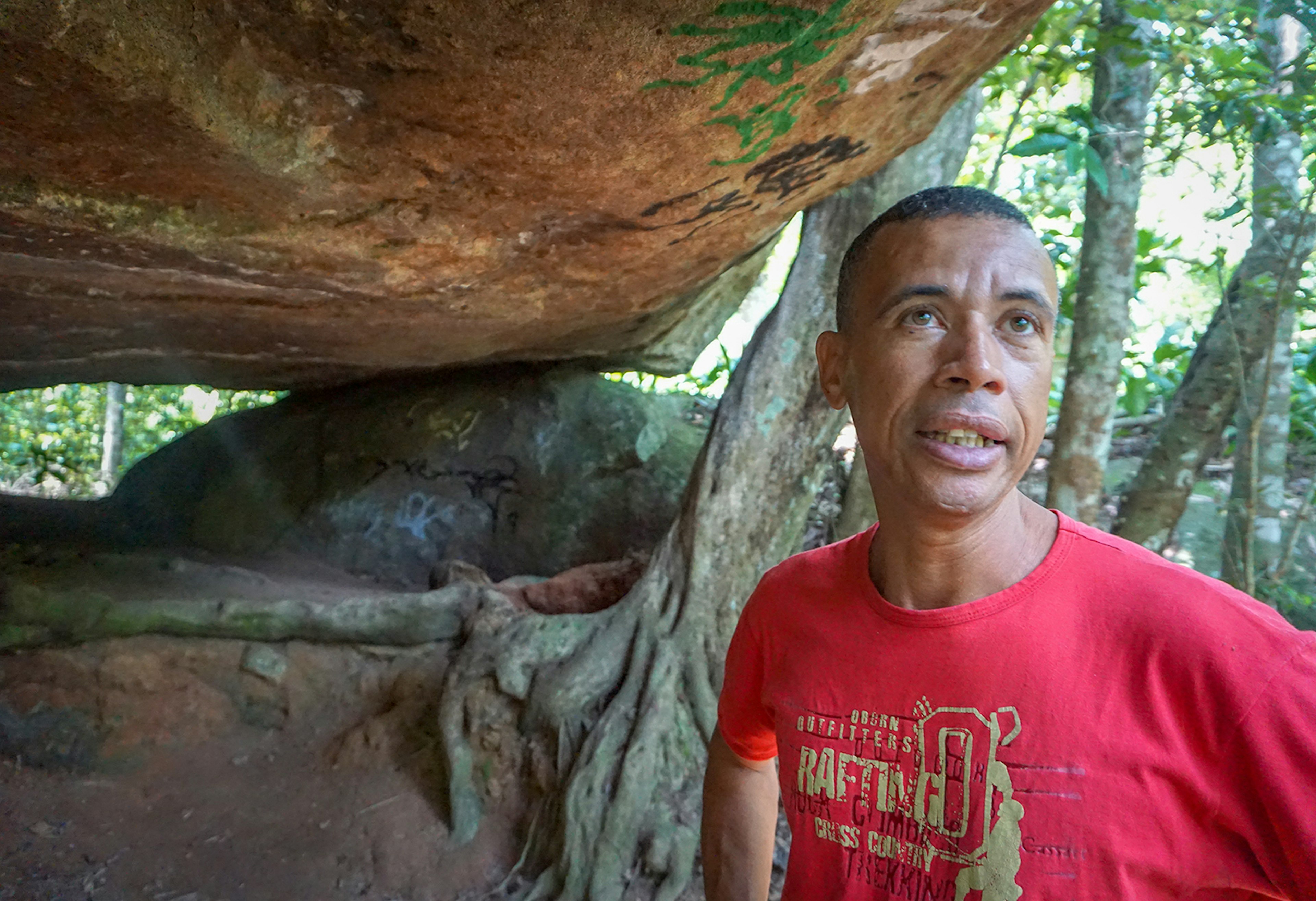 A man stands under a rock overhang looking just past the camera © Kiratiana Freelon / ϰϲʿ¼