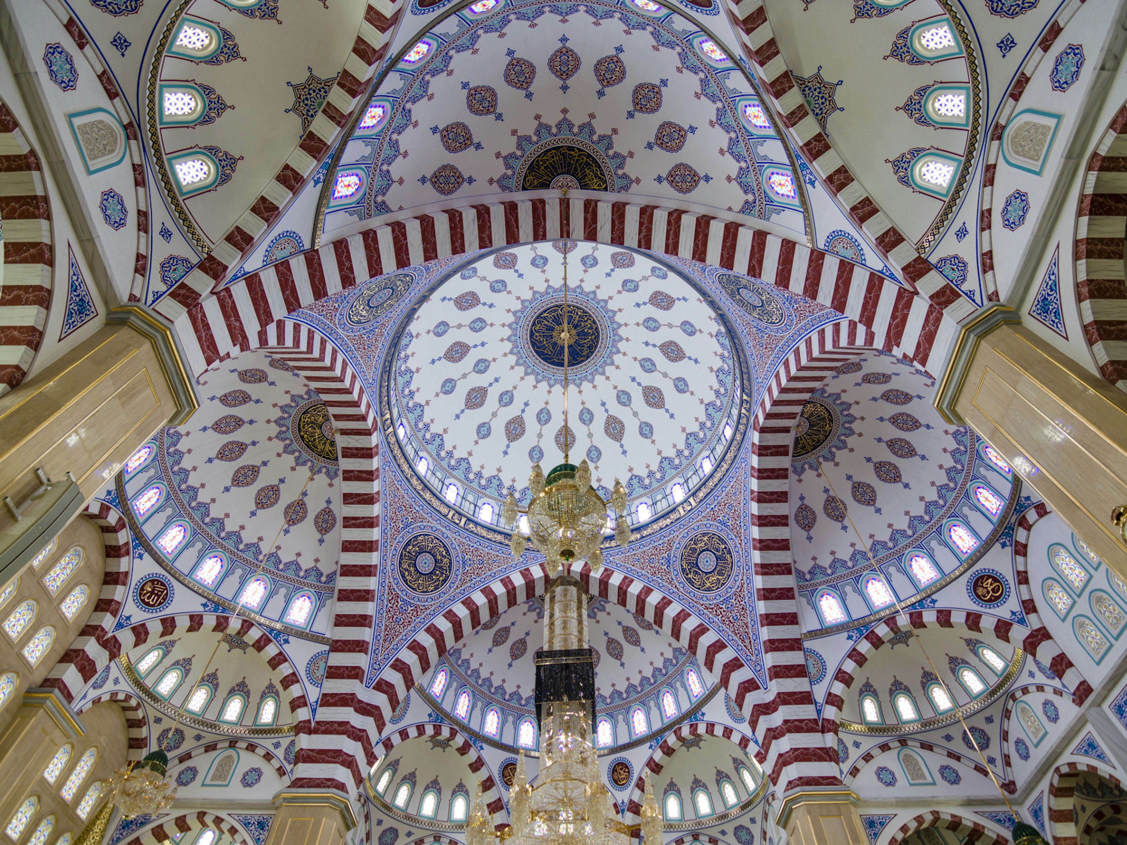 Magnificent interior of the Akhmad Kadyrov Mosque in Grozny, the capital of Chechnya © Andrii Lutsyk / Shutterstock