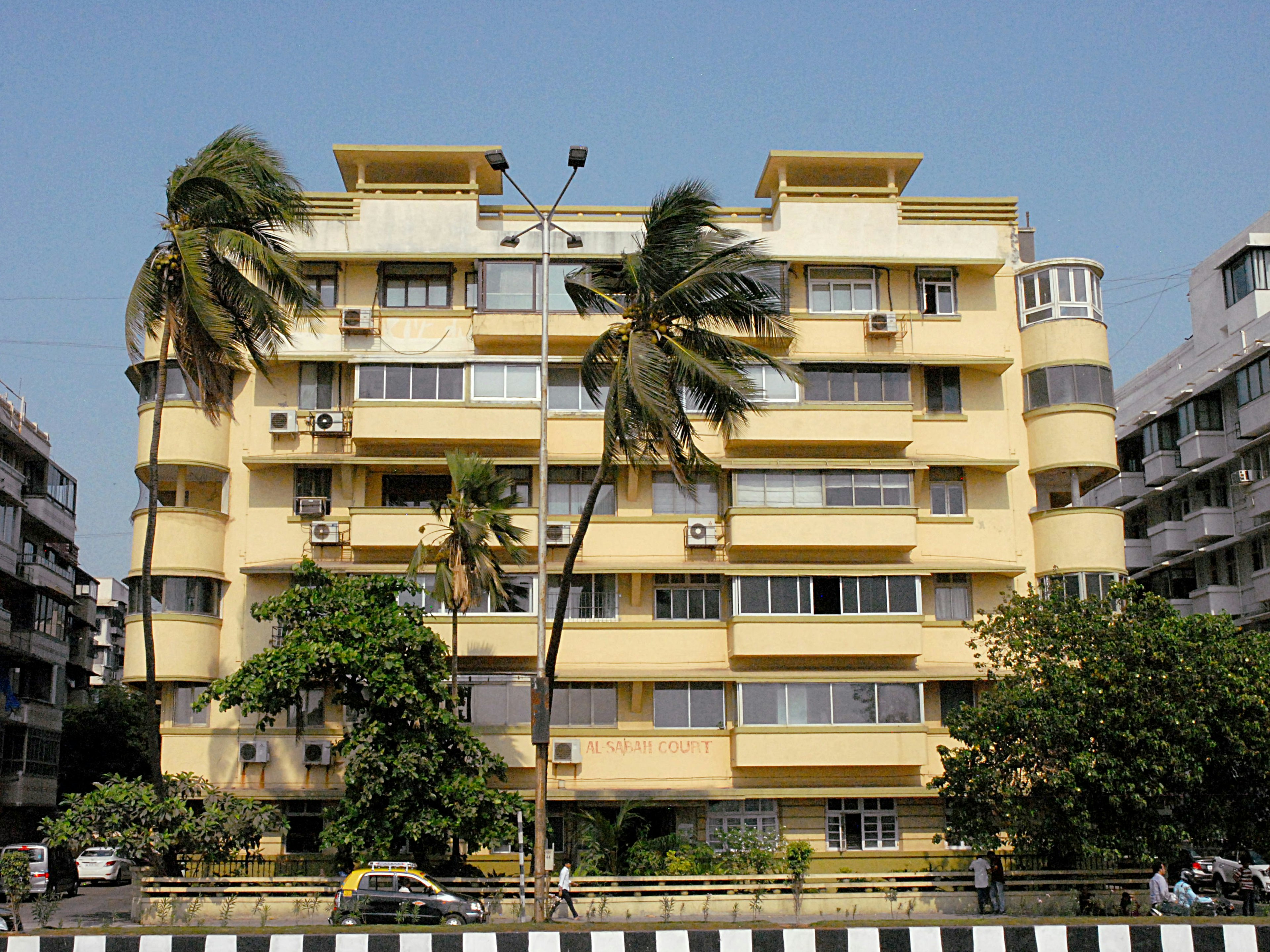 Art Deco apartments on Marine Drive making full use of the sea views © Joe Bindloss / Lonely Planet