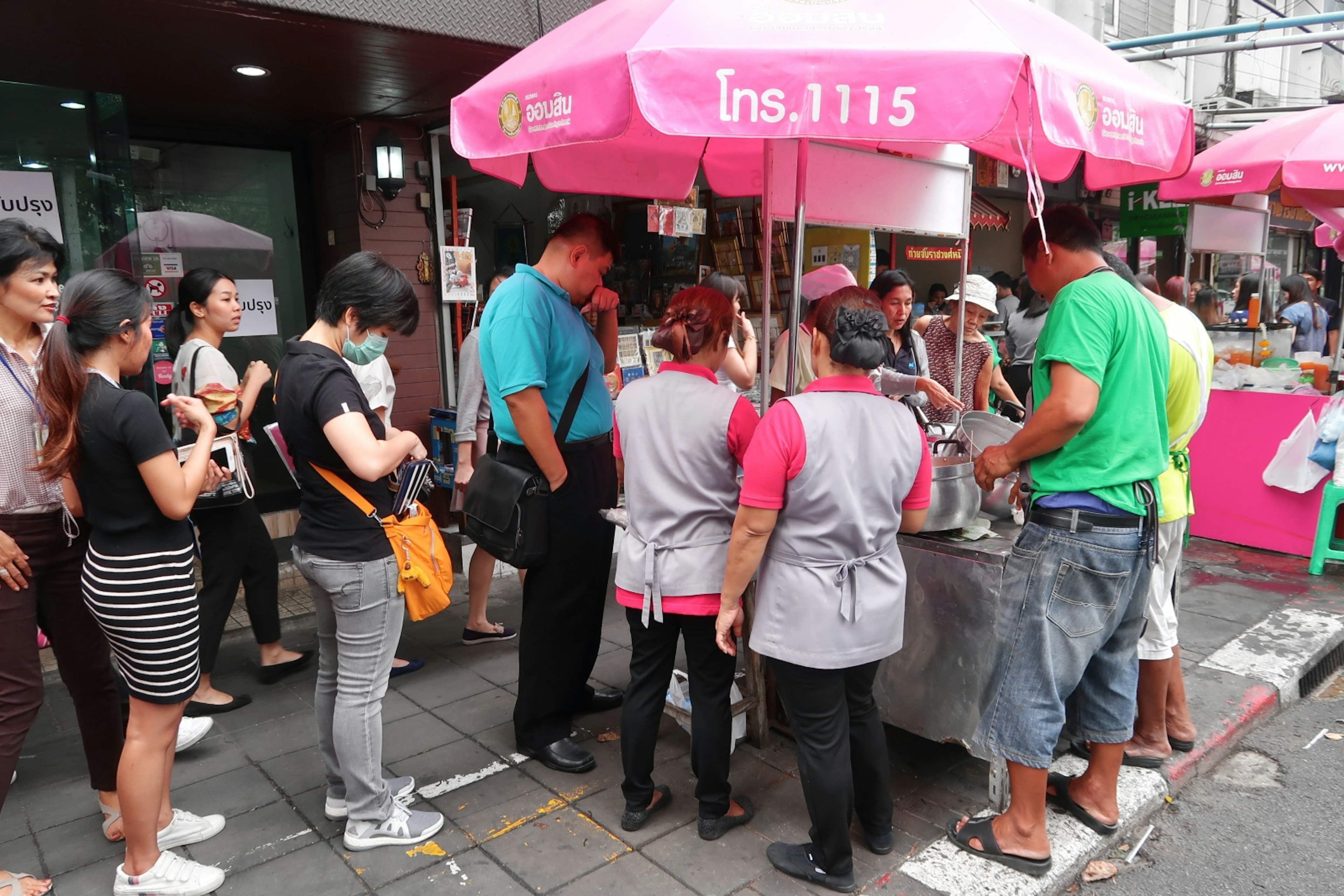 Hungry diners line up for a meal from an Ari street vendor in Bangkok © Micaela Marini Higgs / Lonely Planet