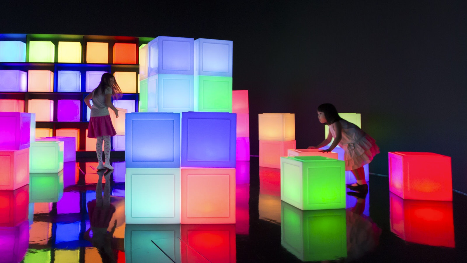 Kids play with luminous blocks at the Future World exhibition © Marina Bay Sands