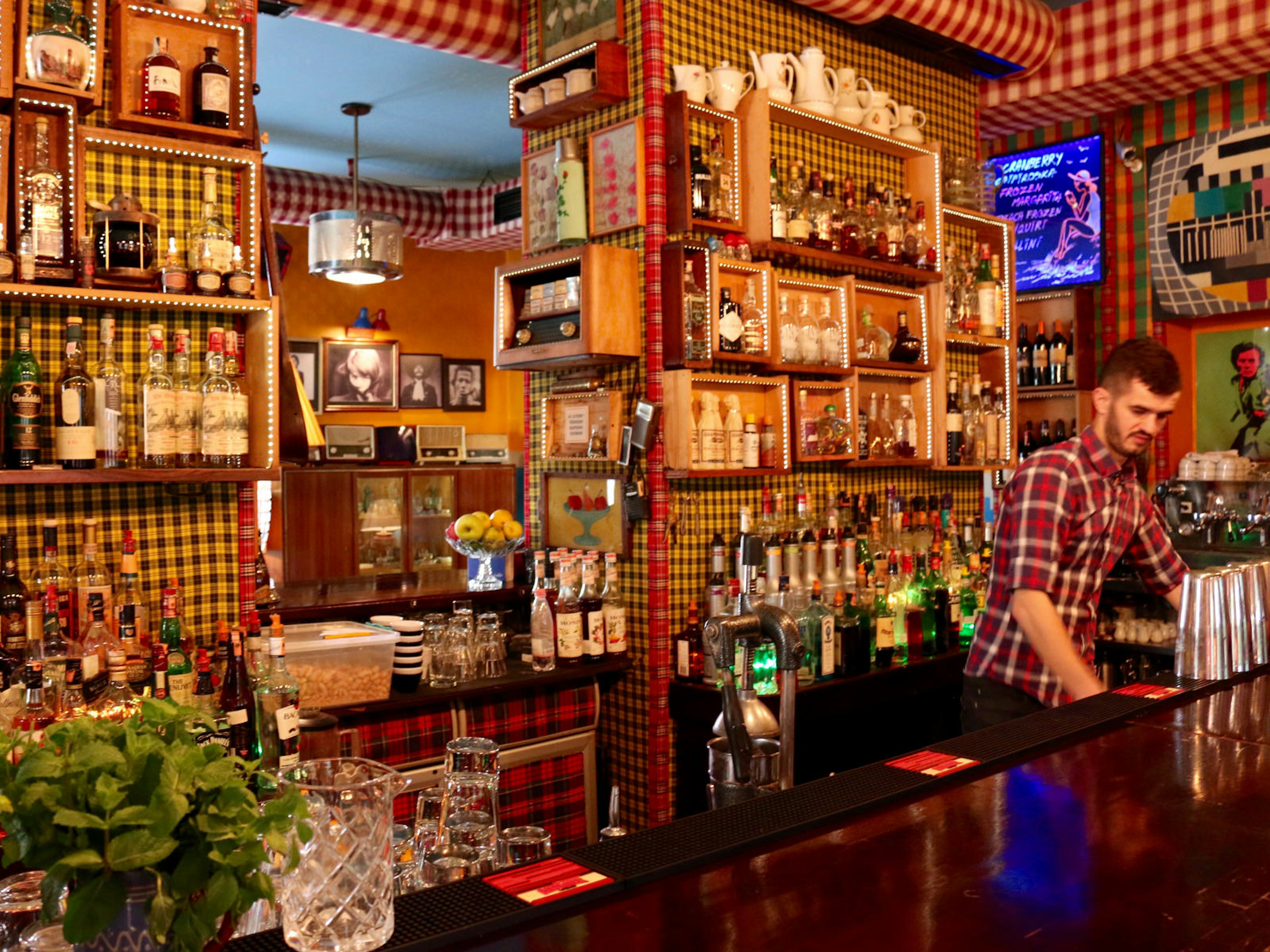 Retro decor at Radio bar in Blloku neighbourhood © Bridget Nurre Jennions / Lonely Planet