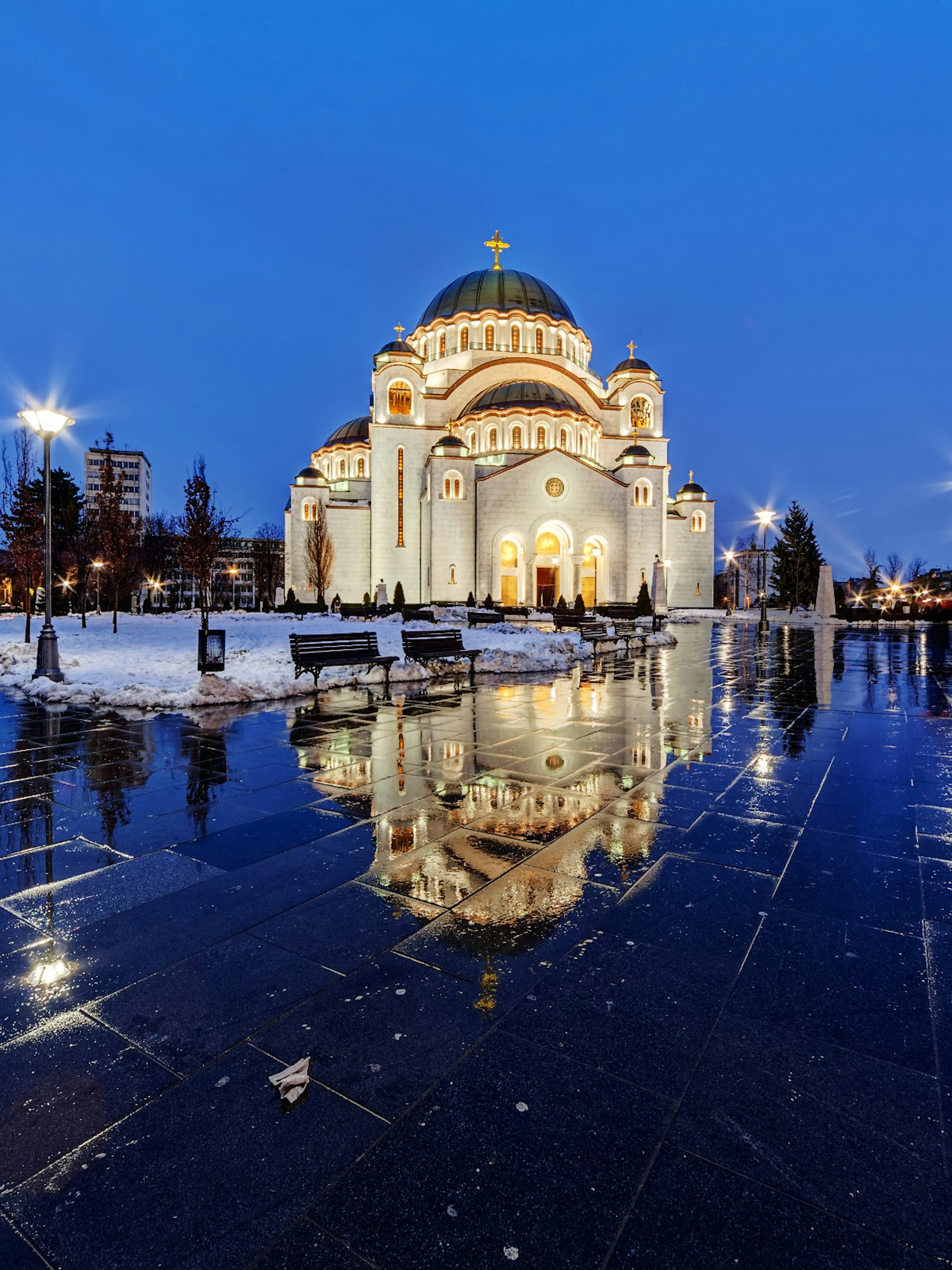 Sveti Sava Temple in Vračar neighbourhood on a winter evening © Vladimir Nenezic / Shutterstock