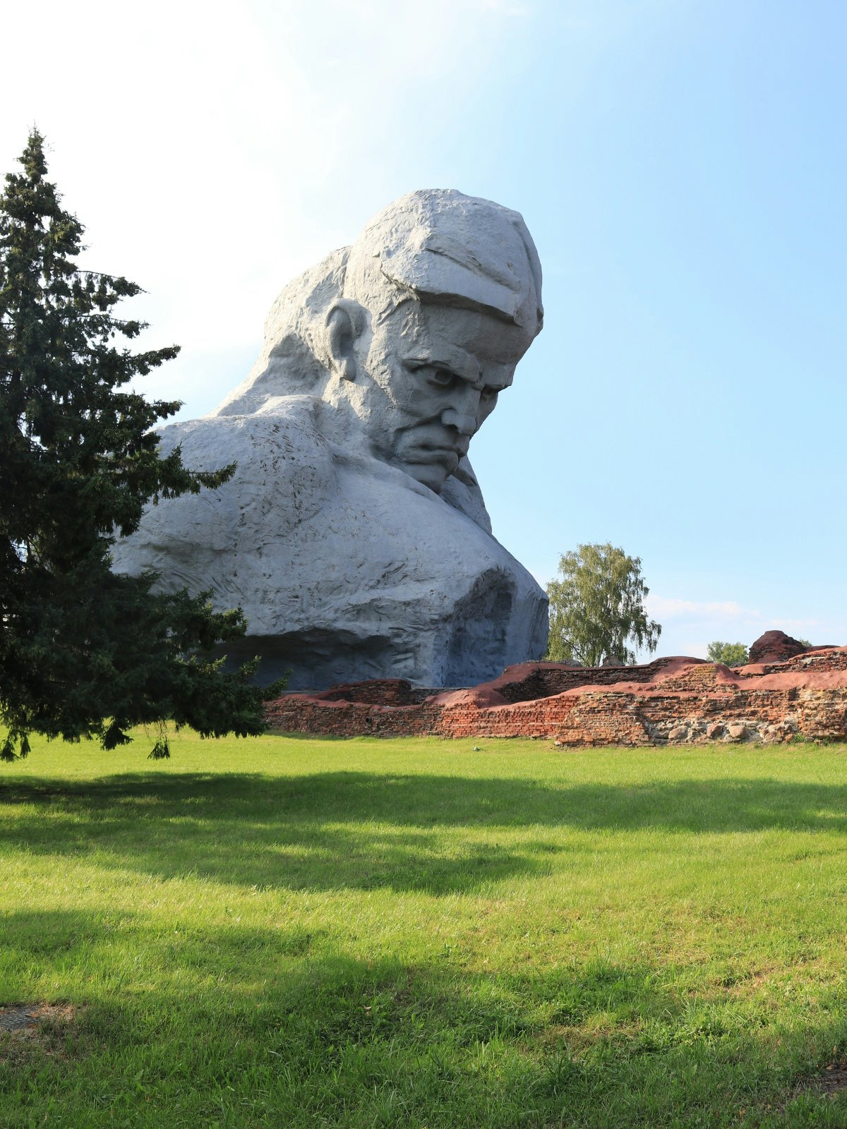 The monolithic Courage Monument at the Brest Fortress © Greg Bloom / Lonely Planet