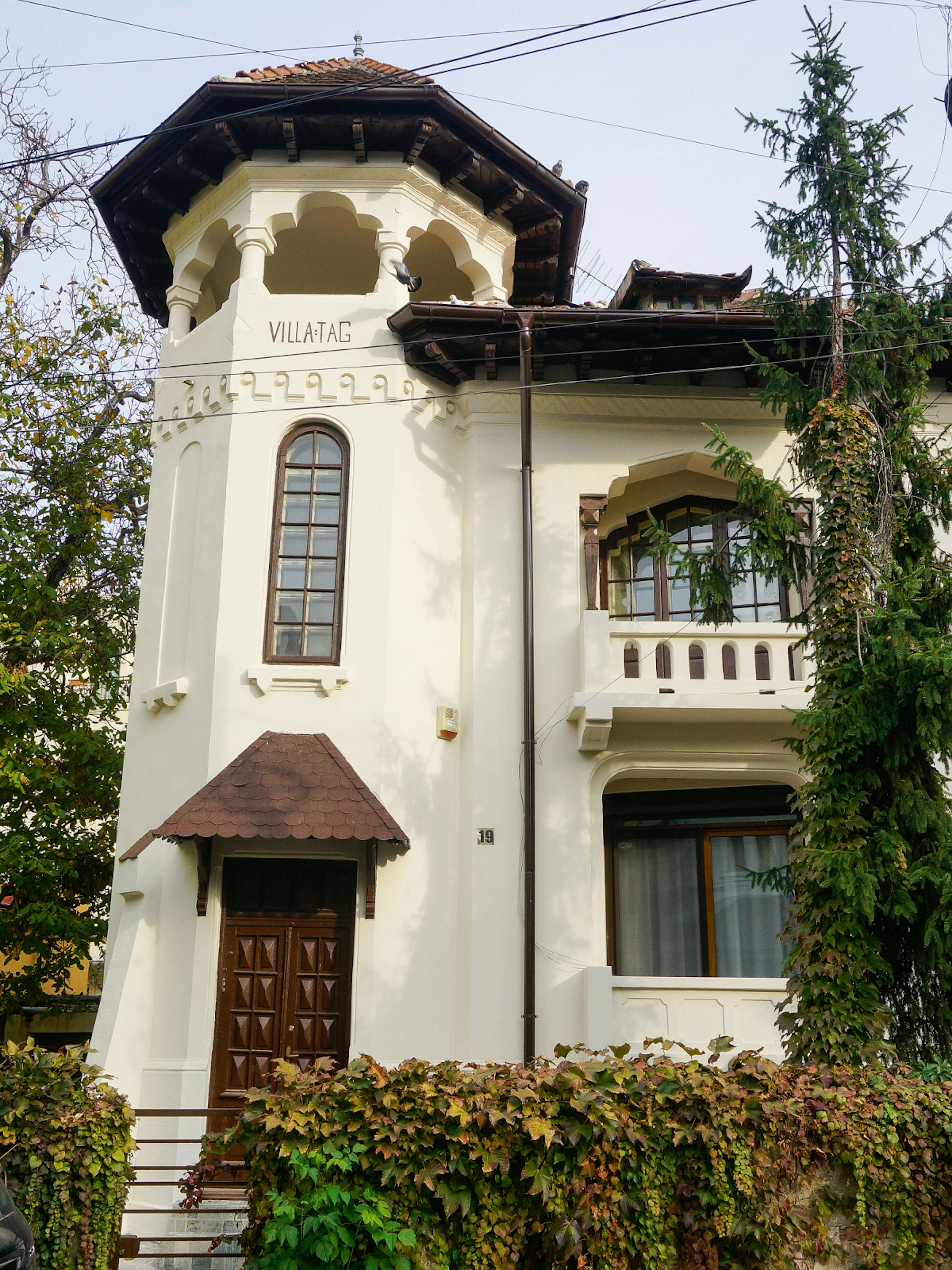 Bucharest's Cotroceni district, a mix of art deco, Neo-Romanian and modernist architecture © Monica Suma / Lonely Planet