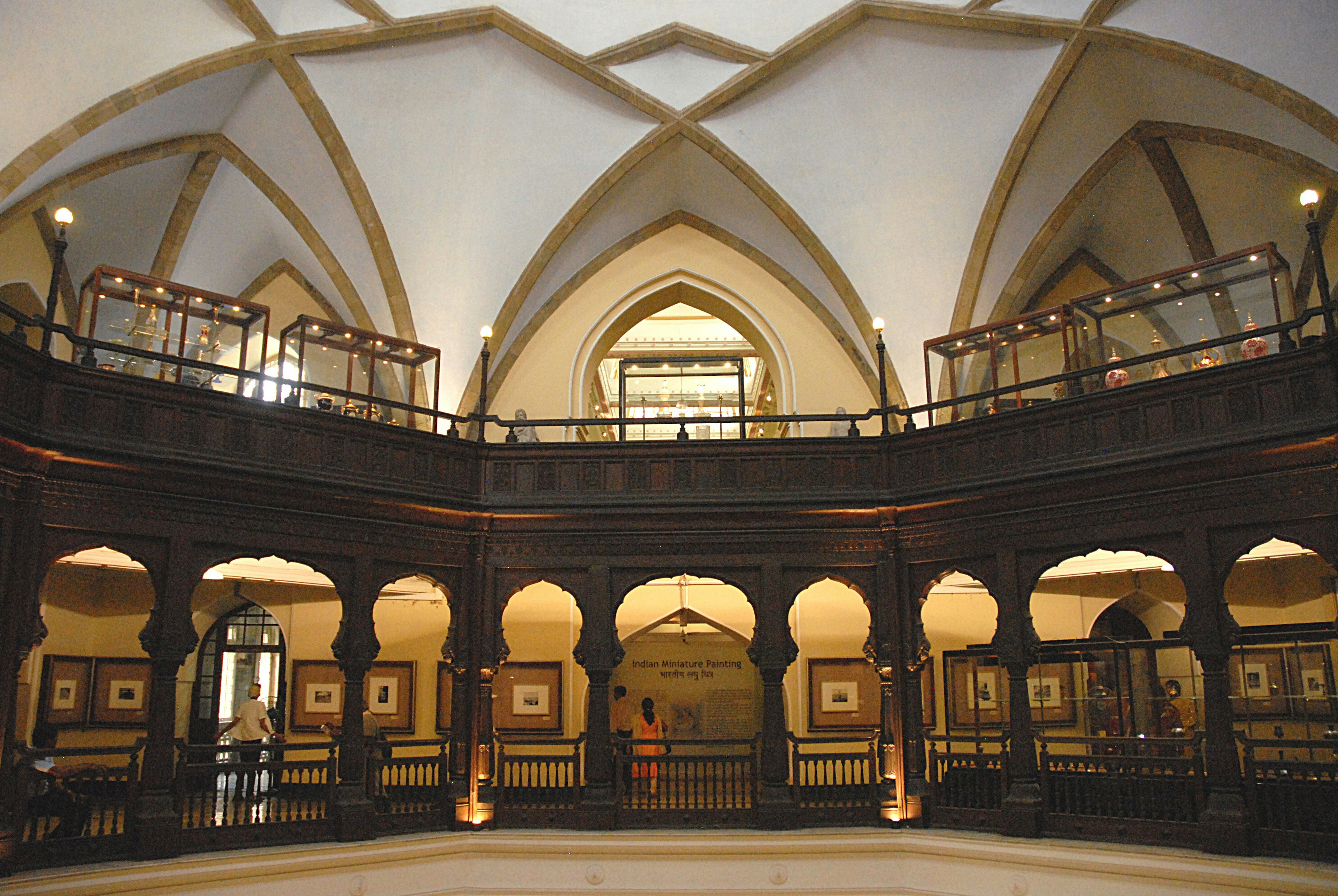 The mosque-like interior of Chhatrapati Shivaji Maharaj Vastu Sangrahalaya museum © Joe Bindloss / Lonely Planet