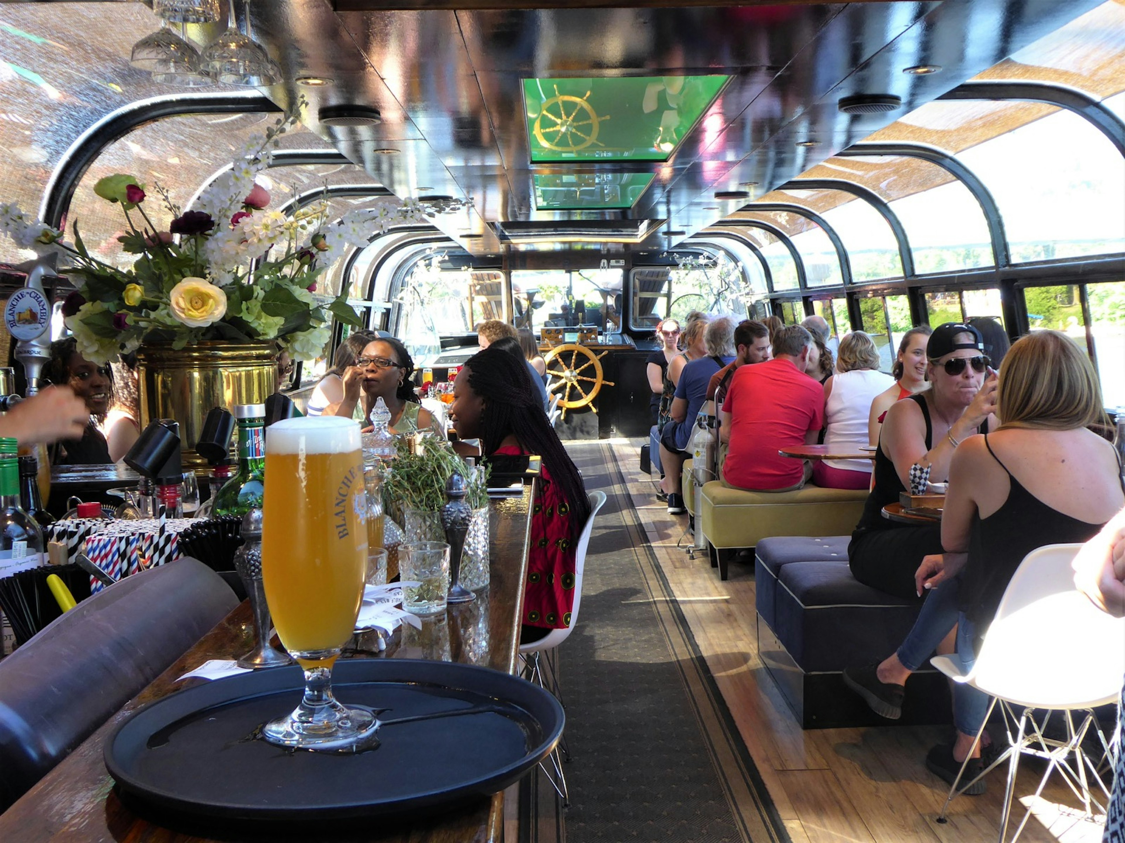 The interior of a restaurant in Montreal, in a glass-walled canal barge © Jason Najum / ϰϲʿ¼