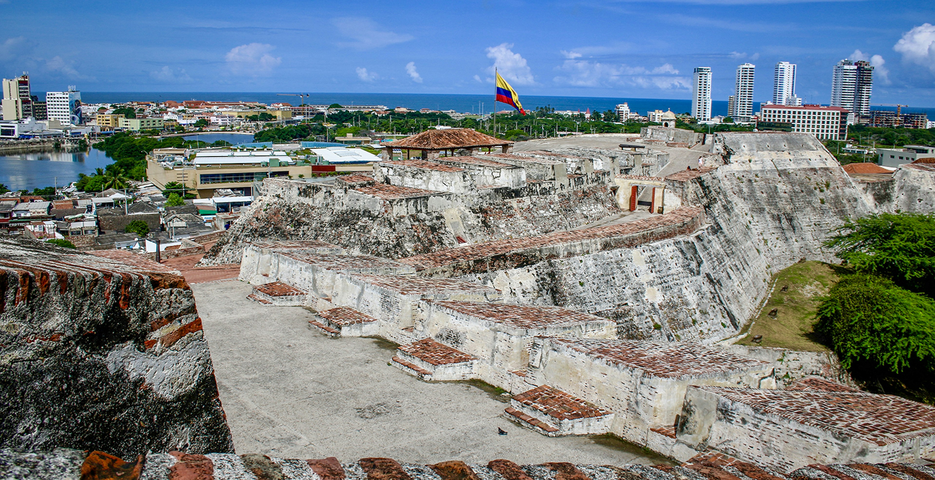 Spanish colonial fort surrounded by modern buildings in Cartagena © Jacqui de Klerk / ϰϲʿ¼