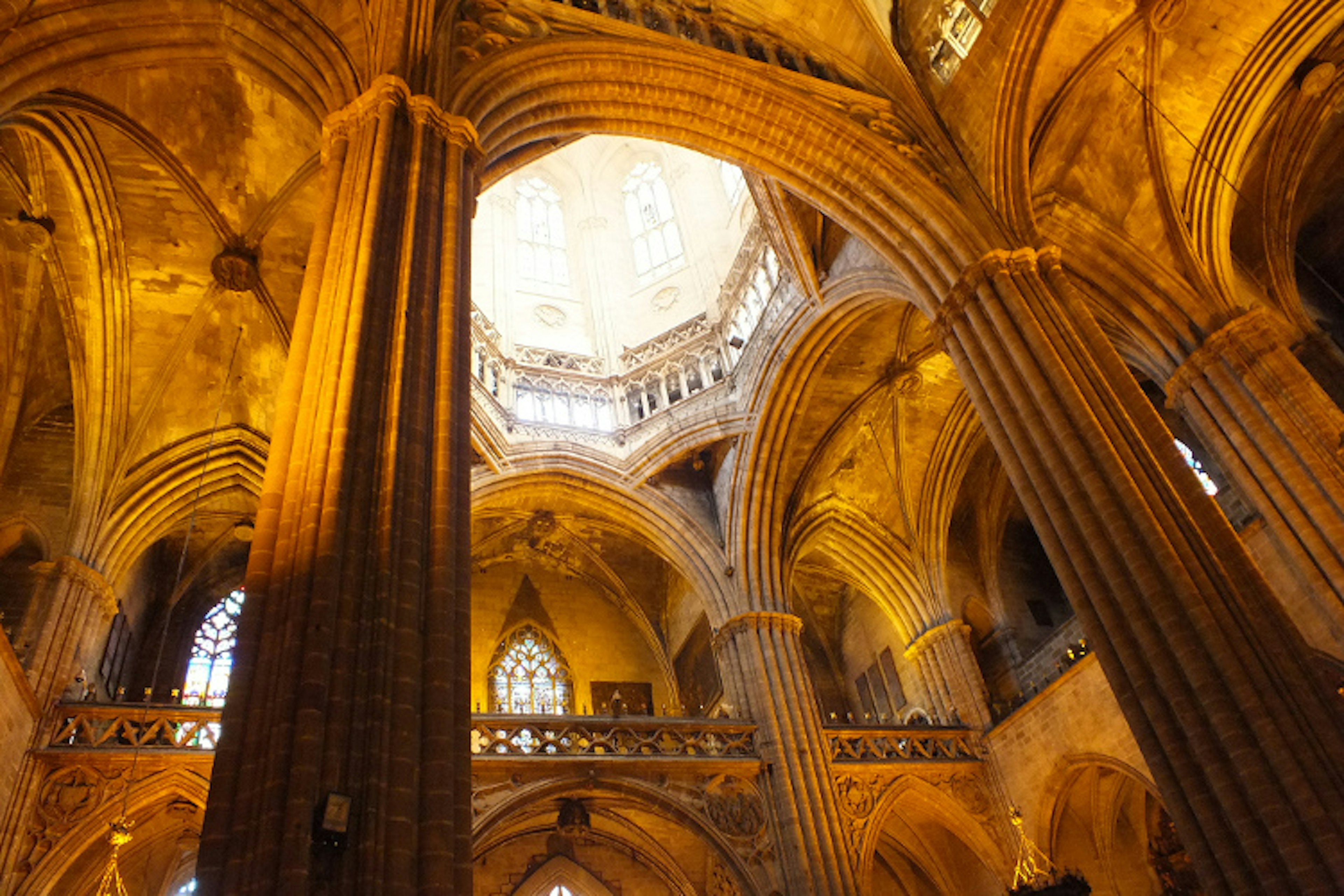 The interior of Barcelona Cathedral. Image by amalanos / CC BY 2.0