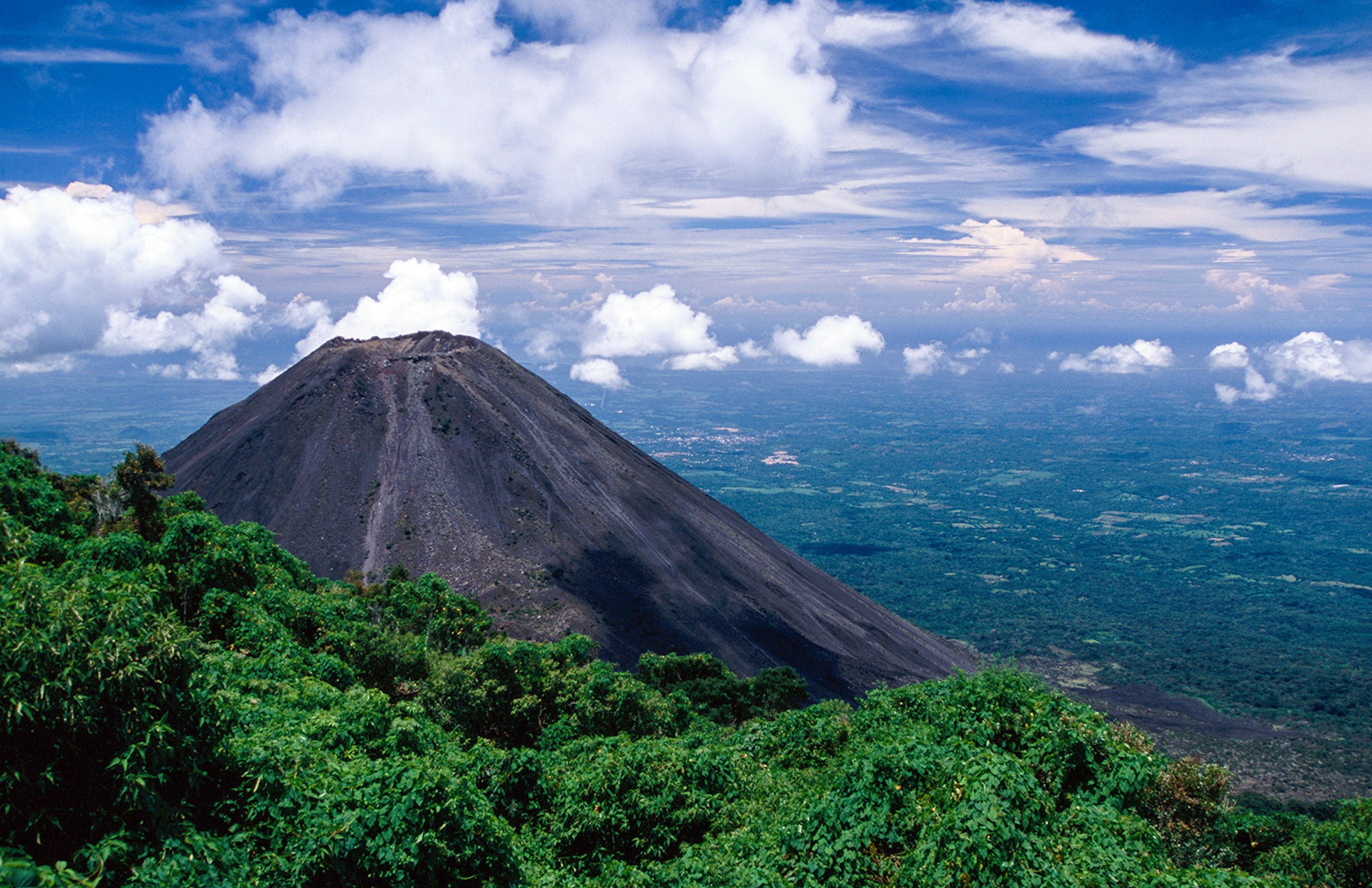 Izalco, Sonsonate, El Salvador, Central America
148584269
High angle view, day, extensive, geology, mountain, nature, no people, outdoors, shadow, sky, still, vast, volcanism, volcano, Central America, El Salvador, Sonsonate, Izalco