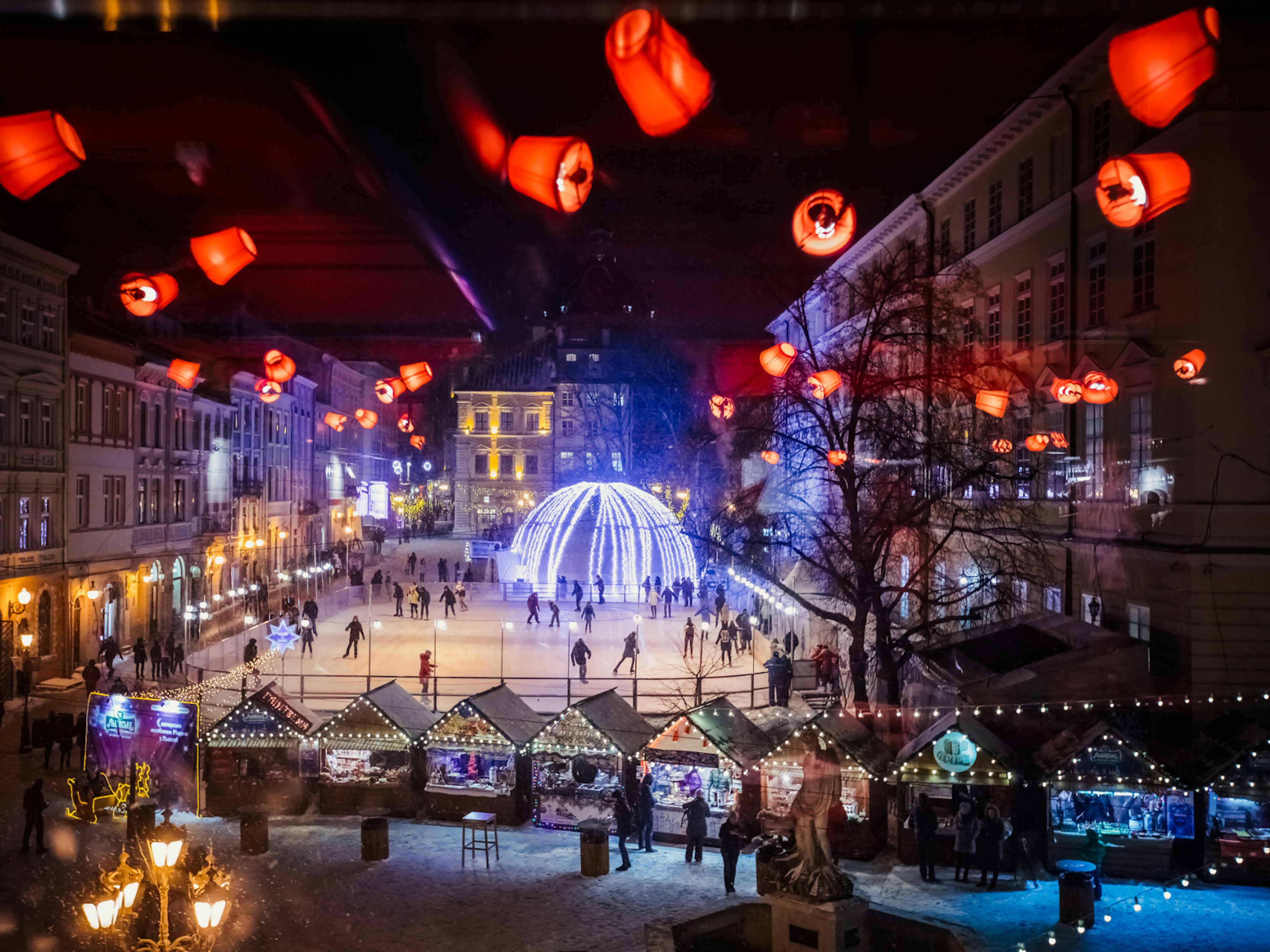 The ice-skating rink and traditional Christmas market on Lviv's Ploshcha Rynok © Ruslan Lytvyn / Shutterstock