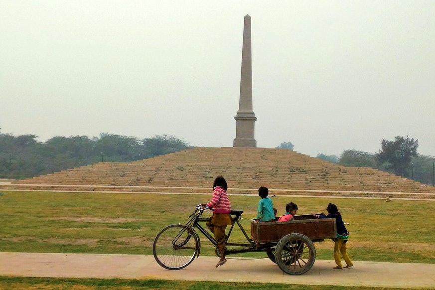 Children ponder the significance of the Delhi Durbar obelisk © Punteerinder Kaur Sidhu / Ĵý