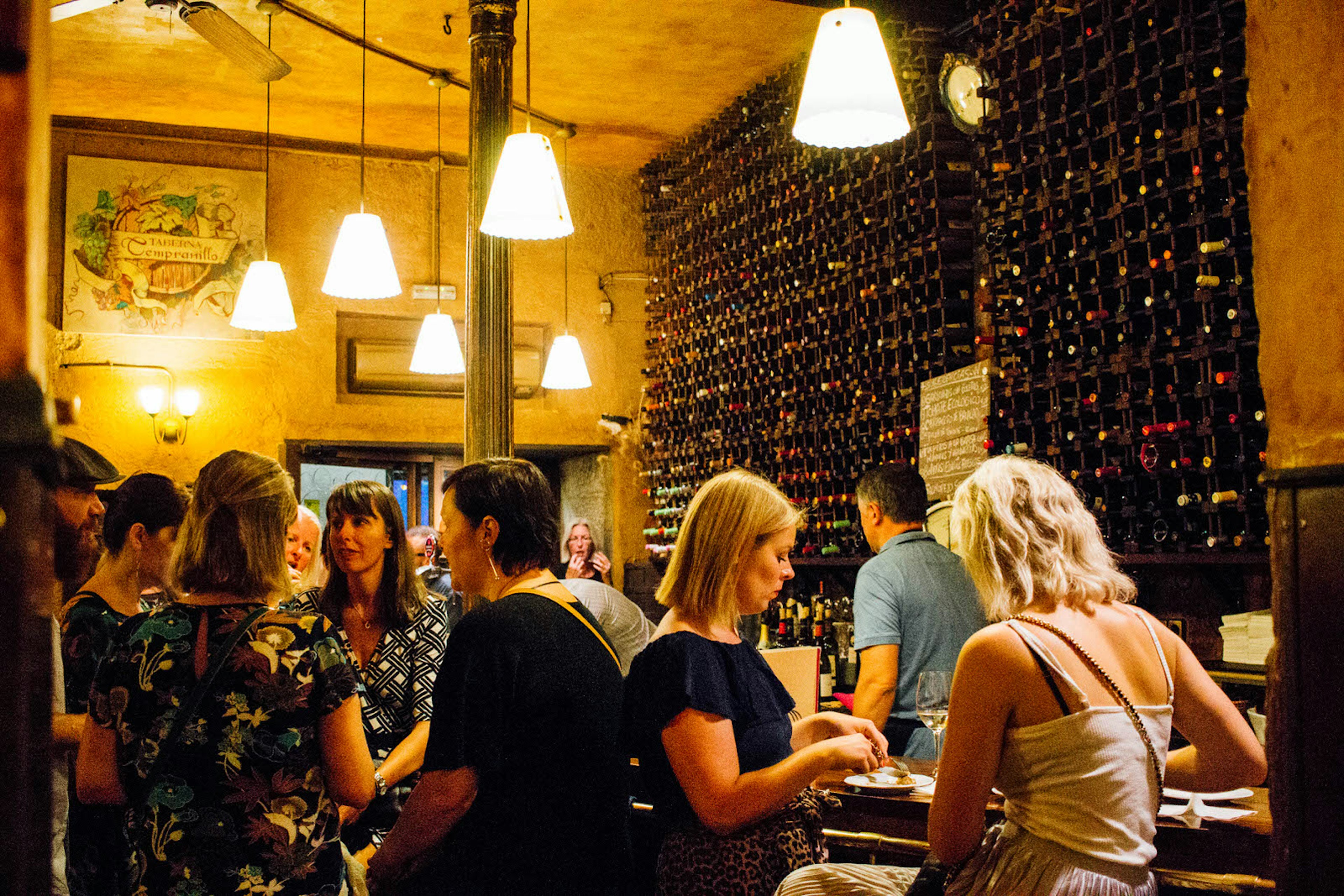 Drinking among wall-to-wall bottles at El Tempranillo © Cassandra Gambill / ϰϲʿ¼