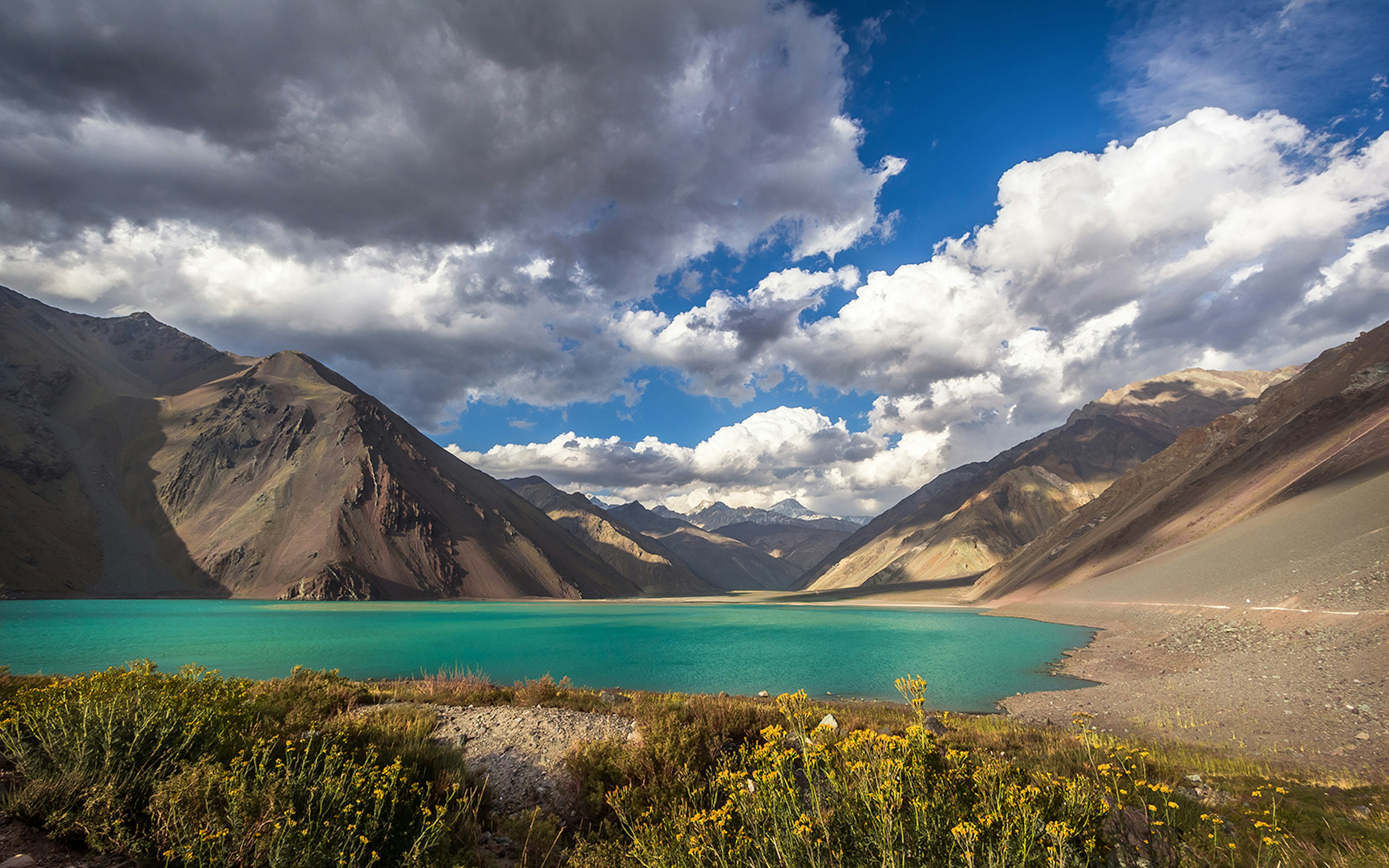 485976089
América do Sul, Chile, Cordilheira dos Andes, Cájon del Maipo, Embalse el Yeso, Marcelo Freire, South América, ao ar livre, blue sky, cena de tranquilidade, clouds, color image, céu azul, distant, distante, flowers, horizon, horizontal, horizonte, imagem a cores, lagoa, lagoon, laguna, landscape, montains, montanhas, nature, natureza, nuvens, outdoor, paisagem, tranquil scene, tranquilidade
Embalse el Yeso is a reservoir located in the Chilean Andes, at an altitude of 2500 meters above sea level, in the municipality of San José de Maipo, Cordillera Province, Santiago Metropolitan Region.