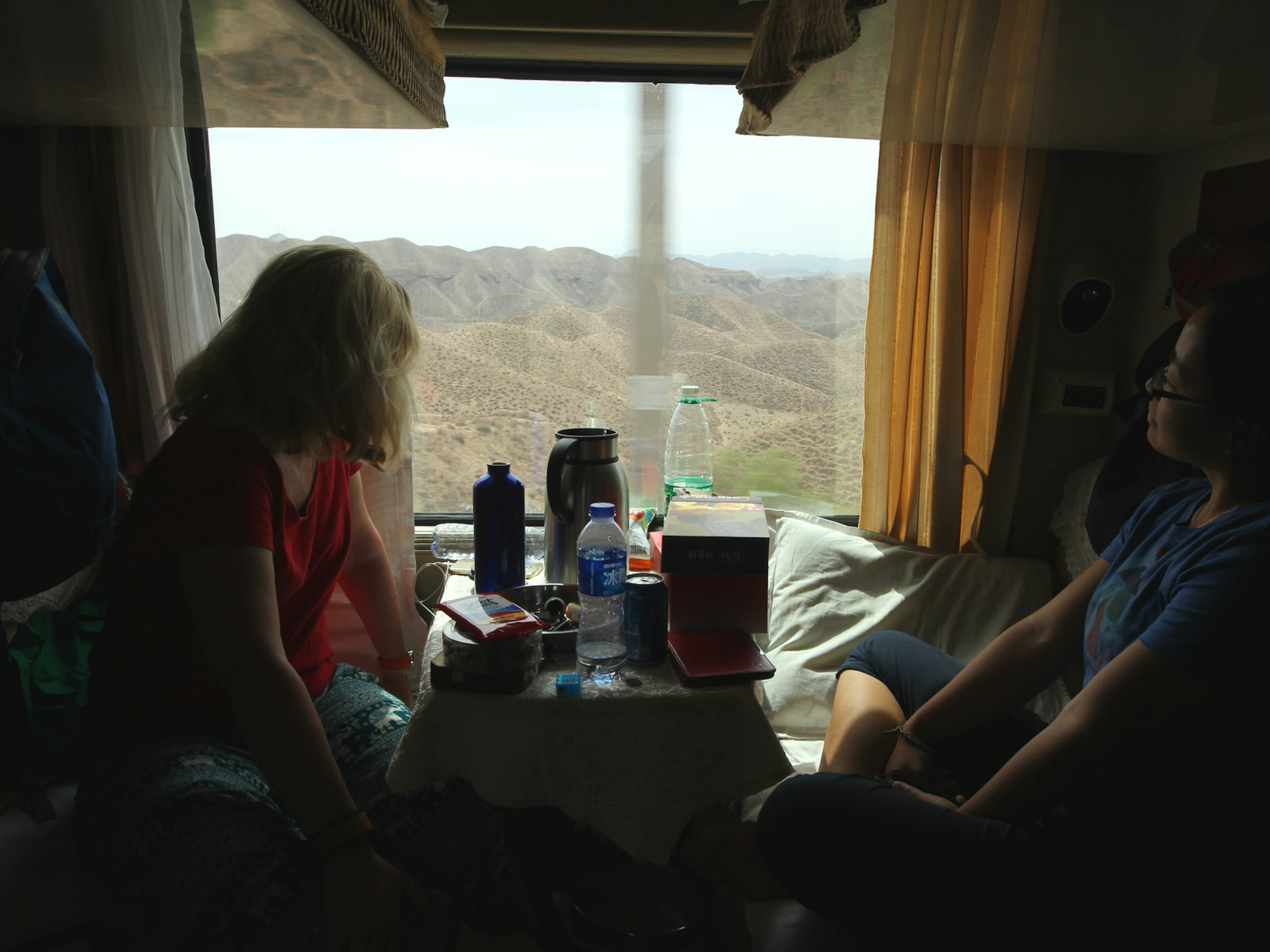 Enjoying the views from a soft sleeper carriage © Nellie Huang / ϰϲʿ¼