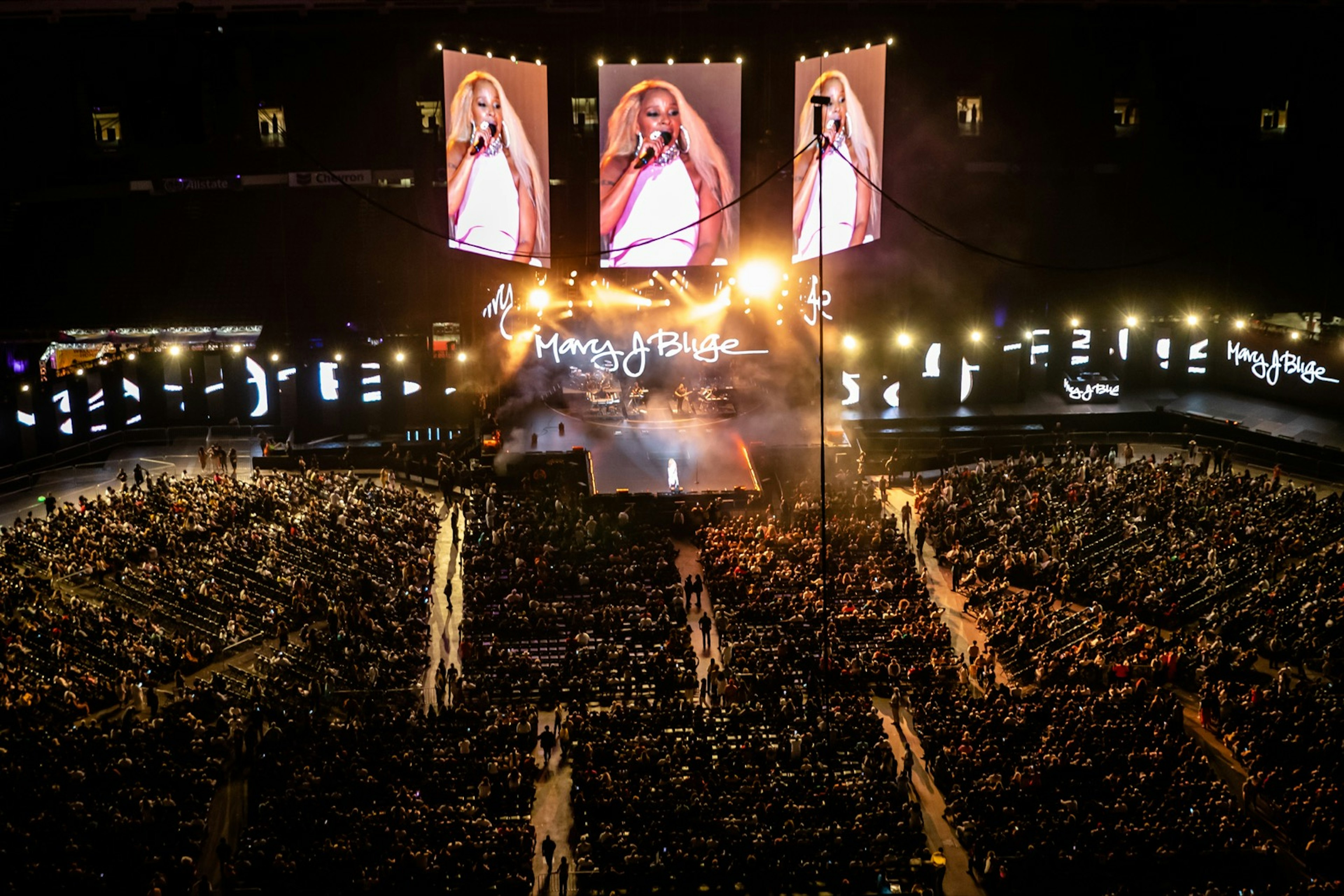 Mary J. Blige performs on a brightly lit stage as hundreds of fans enjoy the show; New Orleans Festivals