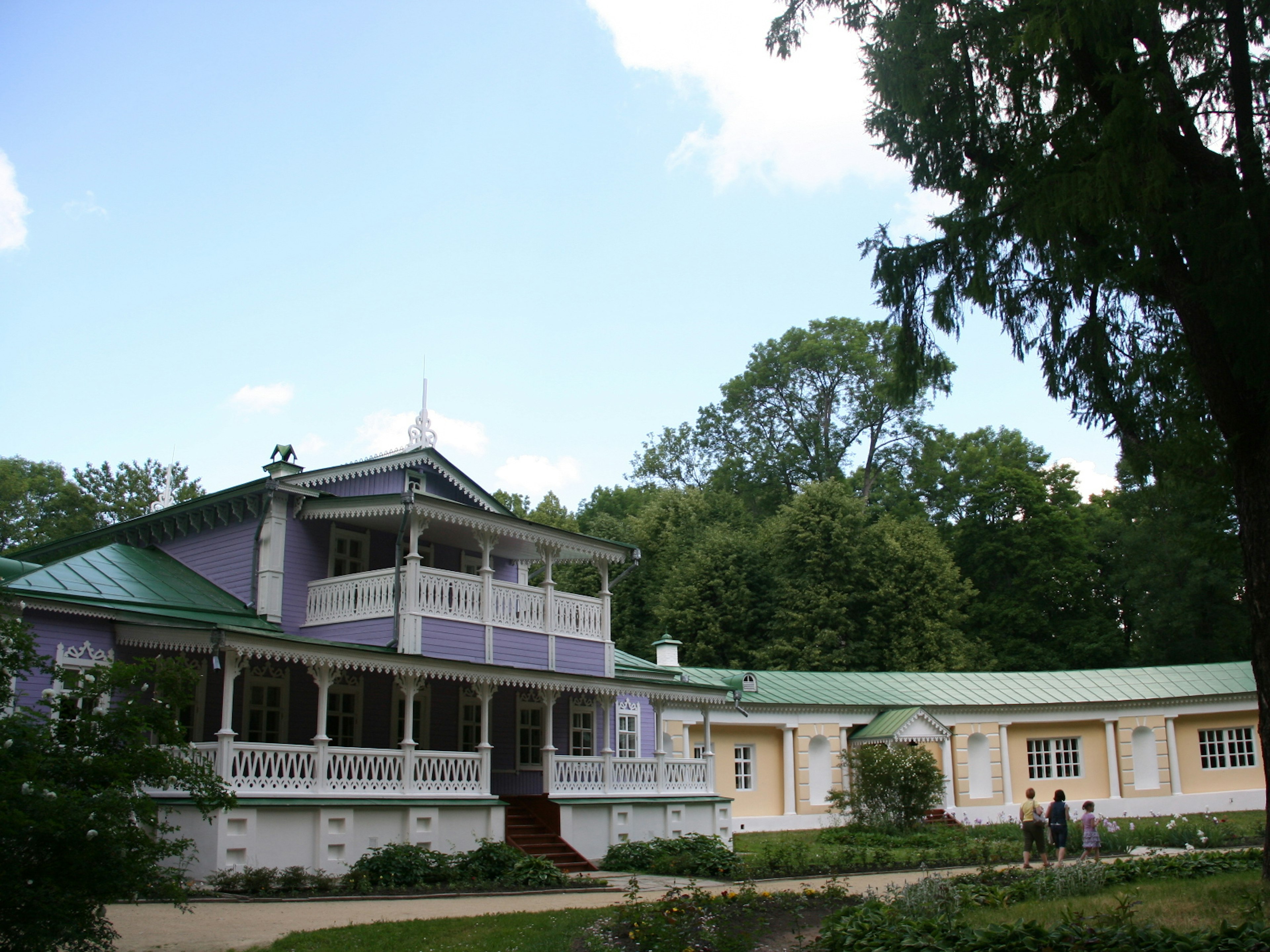 The lilac-painted villa at the estate of Ivan Turgenev in Spasskoe-Lutovinovo near Oryol © Simon Richmond / Lonely Planet