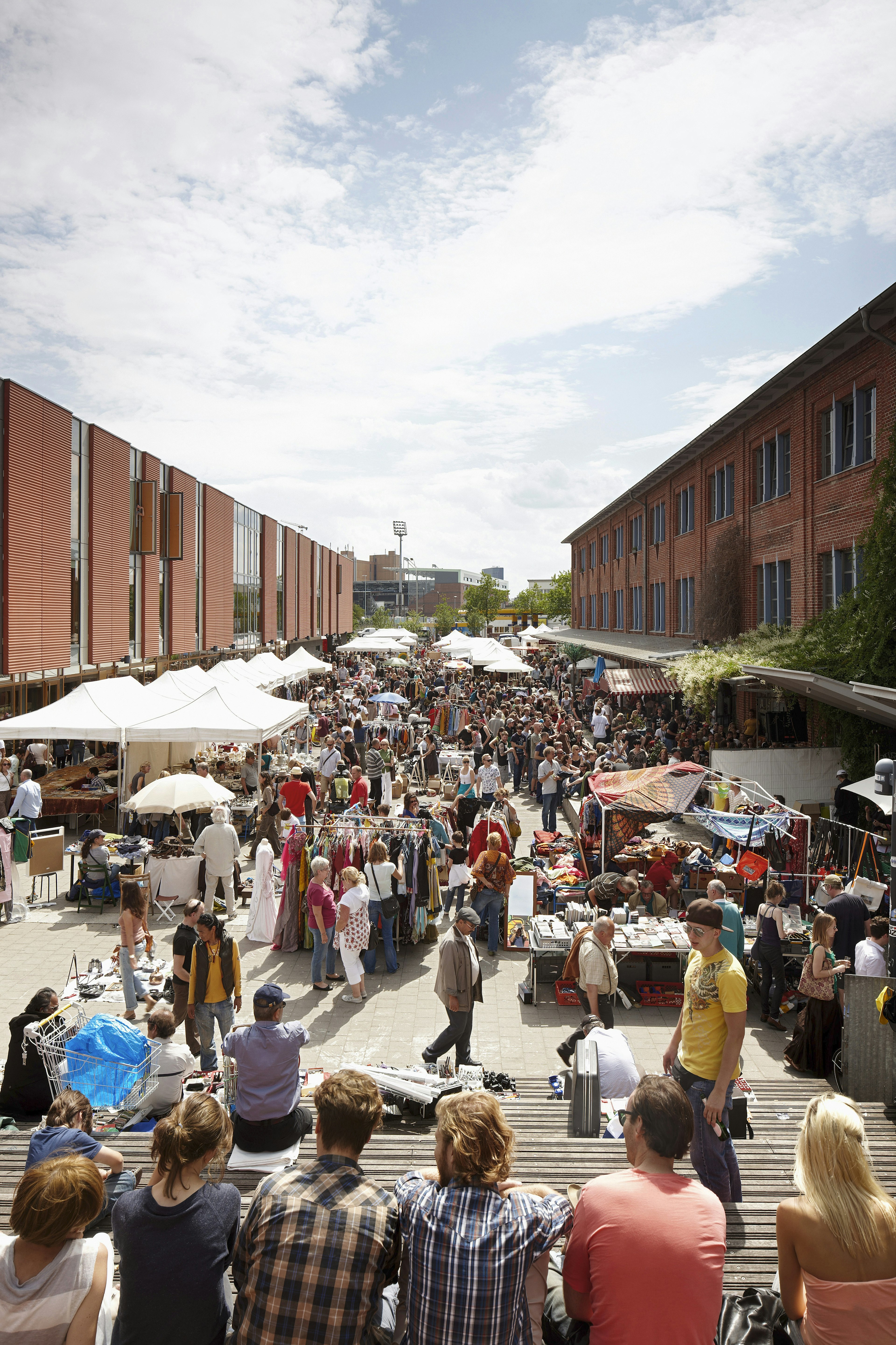 Flohschanze, Samstagsflohmarkt am Schlachthof, zwischen Schanzenviertel und Karolinenviertel, Hamburg, Deutschland * Fleamarket Flohschanze, saturdays near the old butchery building, between Schanze and Karolinen district, Hamburg, Germany
508488815
market stall, stand, city life, shopping, market, flea market, casual clothing, men, women, incidental people, people in the background, large group of people, adults, sitting, buying, person, walking, building exterior, day, metropolis, seaport, city, urban scene, hamburg, outdoors, travel destination, germany, europe, travel, vertical, photography