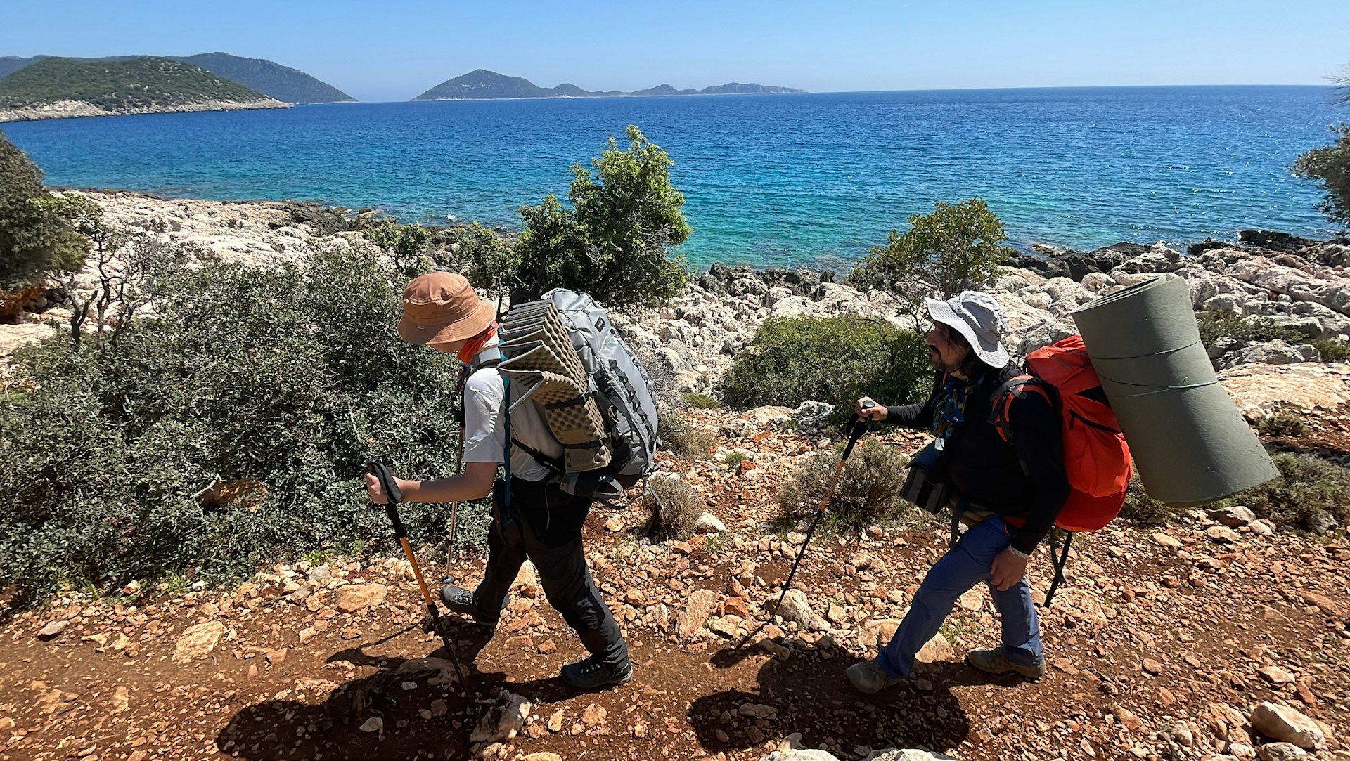 Tourists walk along long-distance hiking trail on the margin of sea at Lycian Way in Antalya, ü쾱