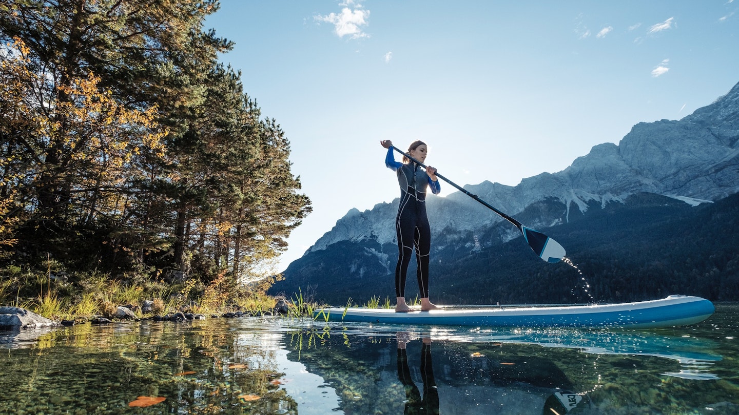 Junge Frau paddelt am SUP Board in der Morgensonne über den Eibsee, Blick zur Zugspitze, Garmisch-Partenkirchen, Bayern, Deutschland. * Young woman stand-up-paddling on Lake Eibsee in the morning light, overlooking the Zugspitze Mountain, Garmisch-Partenkirchen, Bavaria, Germany.
1308858076
RFC, adults, alps, caucasian, leisure, millennials, sunshine, vacation, woman, zugspitze, 20-30 years, stand up paddle surfing, travel destination, young adults, Boat, Canoe, Canoeing, Nature, Oars, Outdoors, Paddle, Person, Photography, Rowboat, Vehicle, Water, Water Sports
Germany, Bavaria, Garmisch Partenkirchen, Young woman stand up paddling on Lake Eibsee