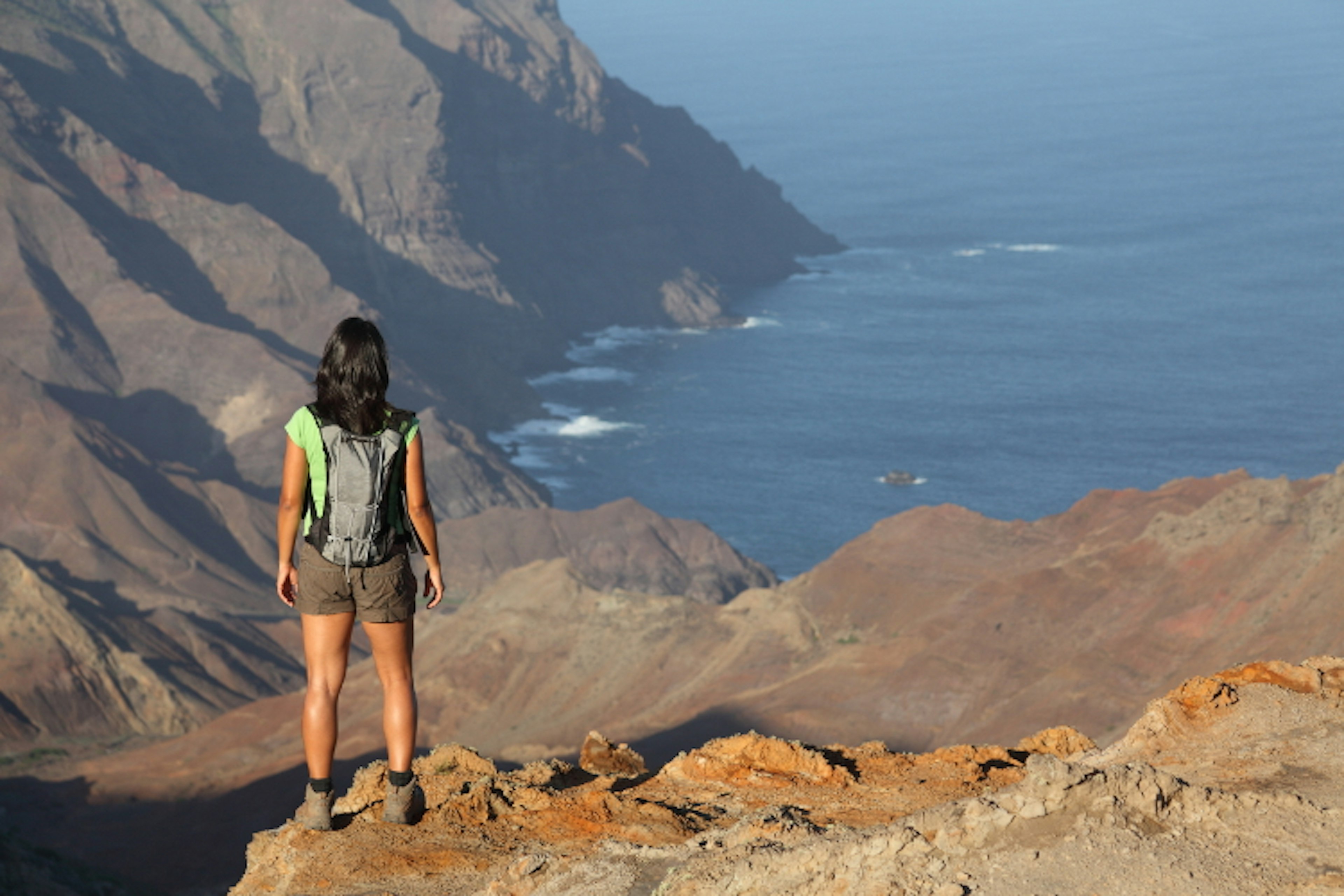 Hiker looking down to Sandy Bay, St Helena. Image by Darrin Henry / ϰϲʿ¼