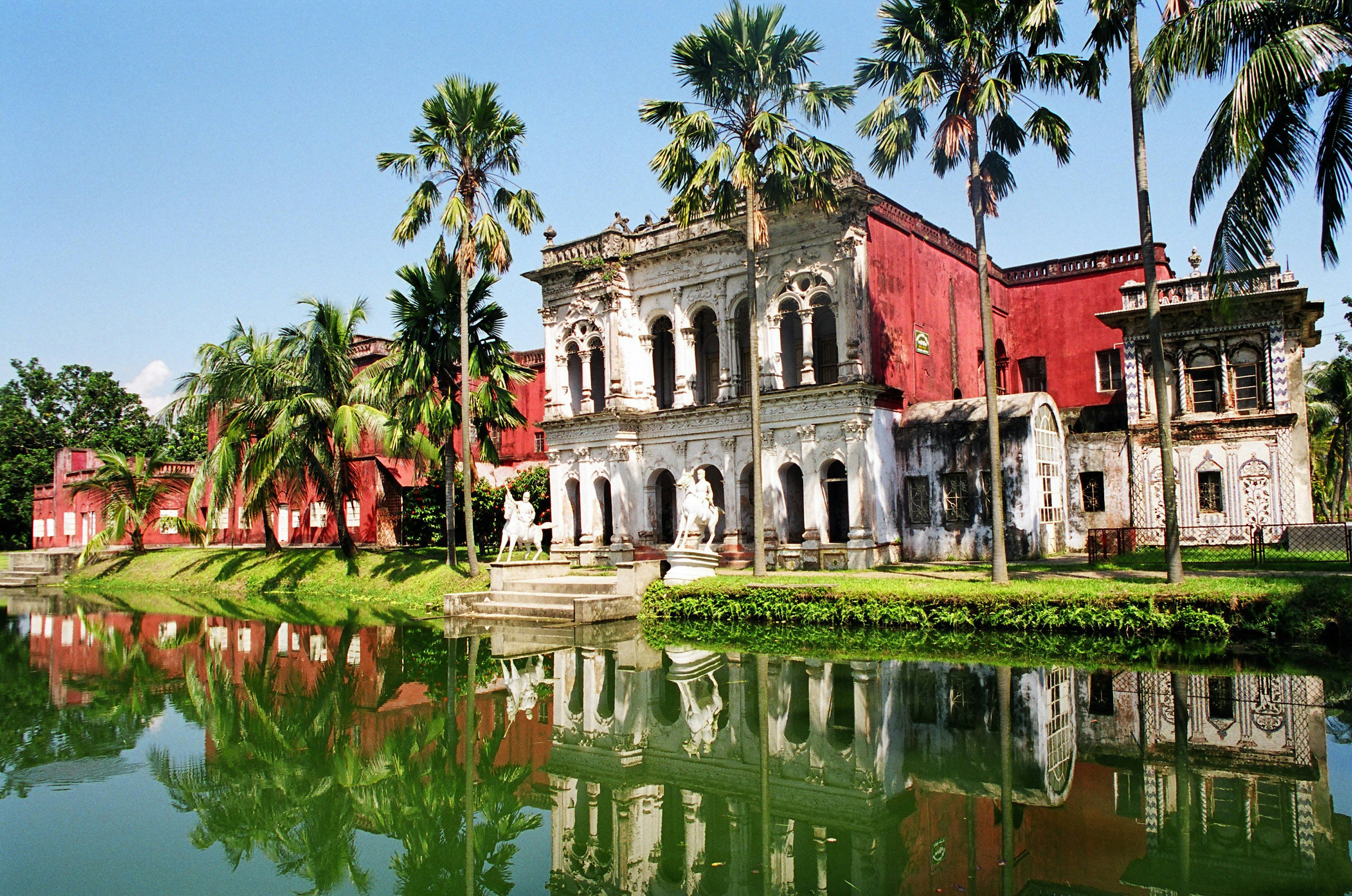 Ageing merchant's houses line the riverside at Painam Nagar