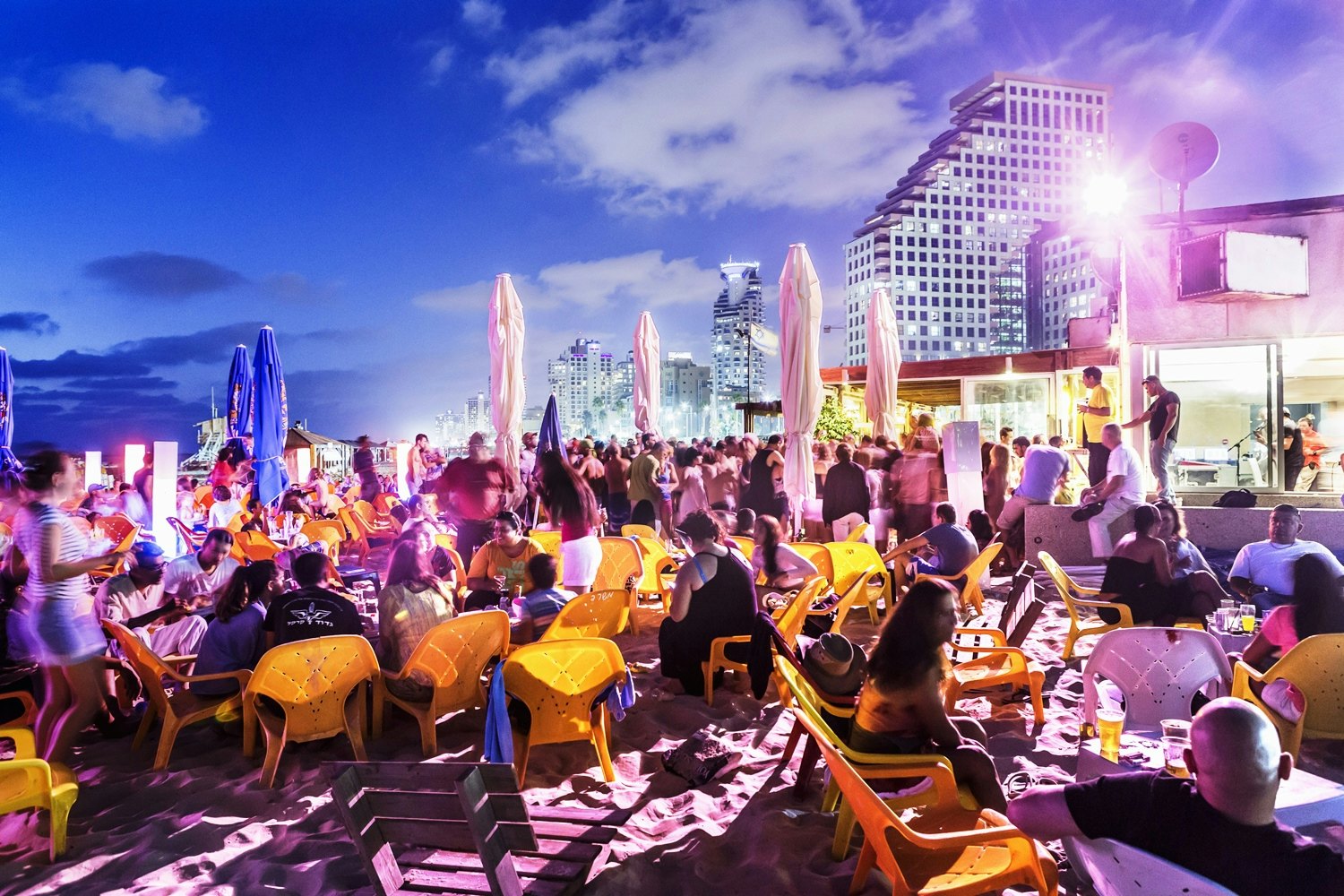 A Friday night party on Tel Aviv's Jerusalem Beach. Image by Maremarum / Getty Images