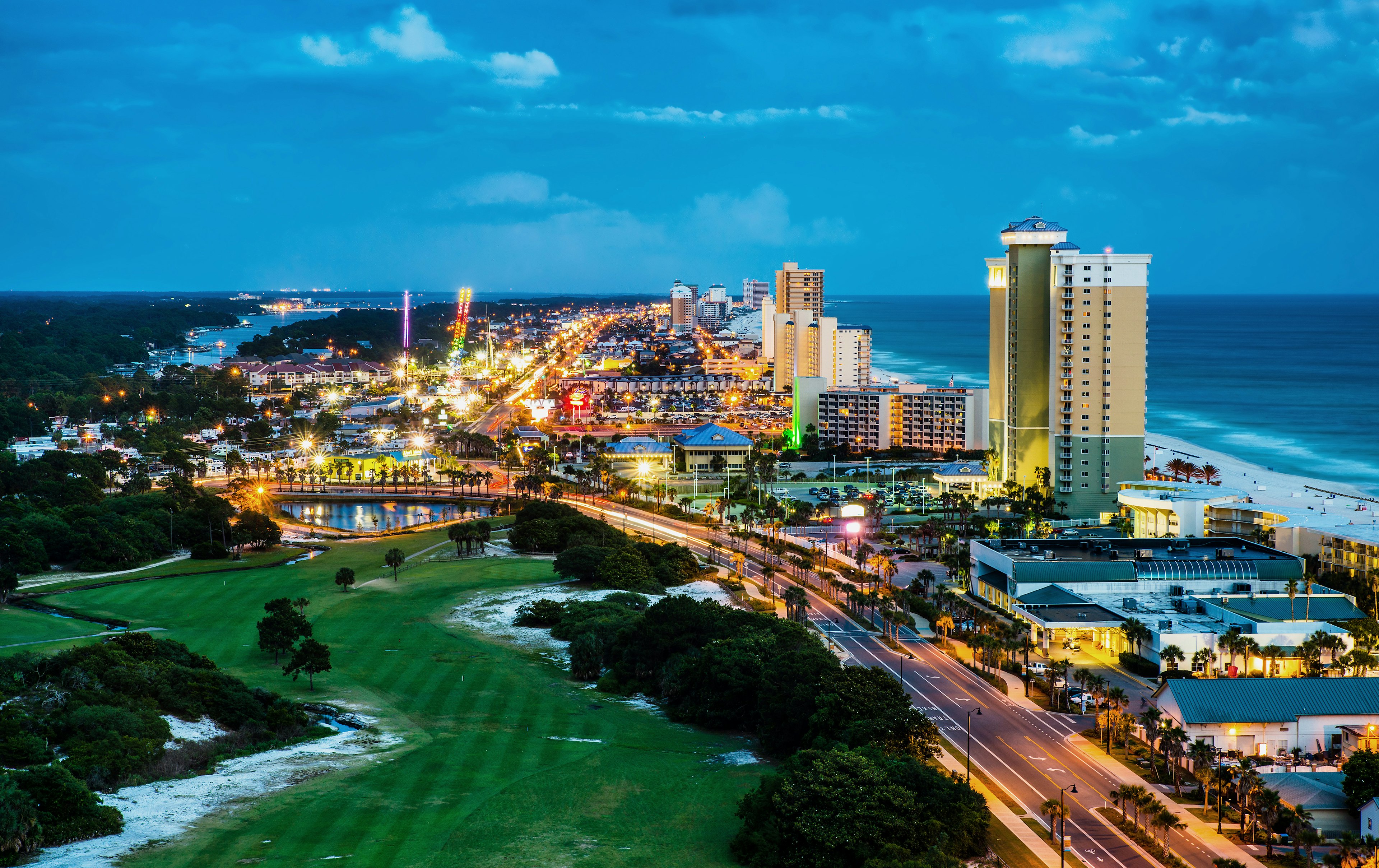 Don’t let the glowing lights on Front Beach Rd draw you into a tourist trap as there’s plenty of local establishments to visit © RobHainer/ Getty Images