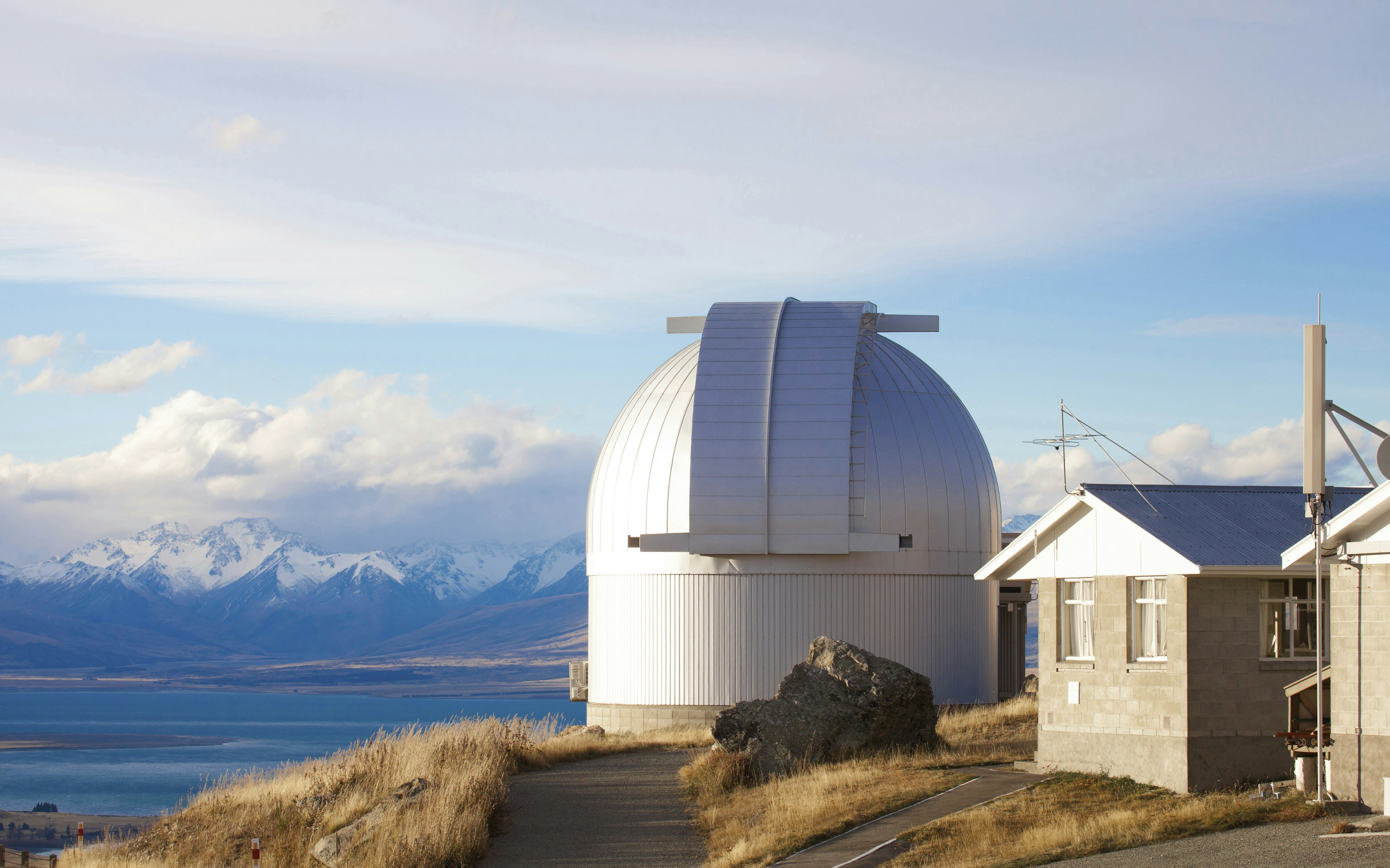 Amazing views by day and night at Mt John's Observatory, Lake Tekapo © John_Kasawa / Getty Images