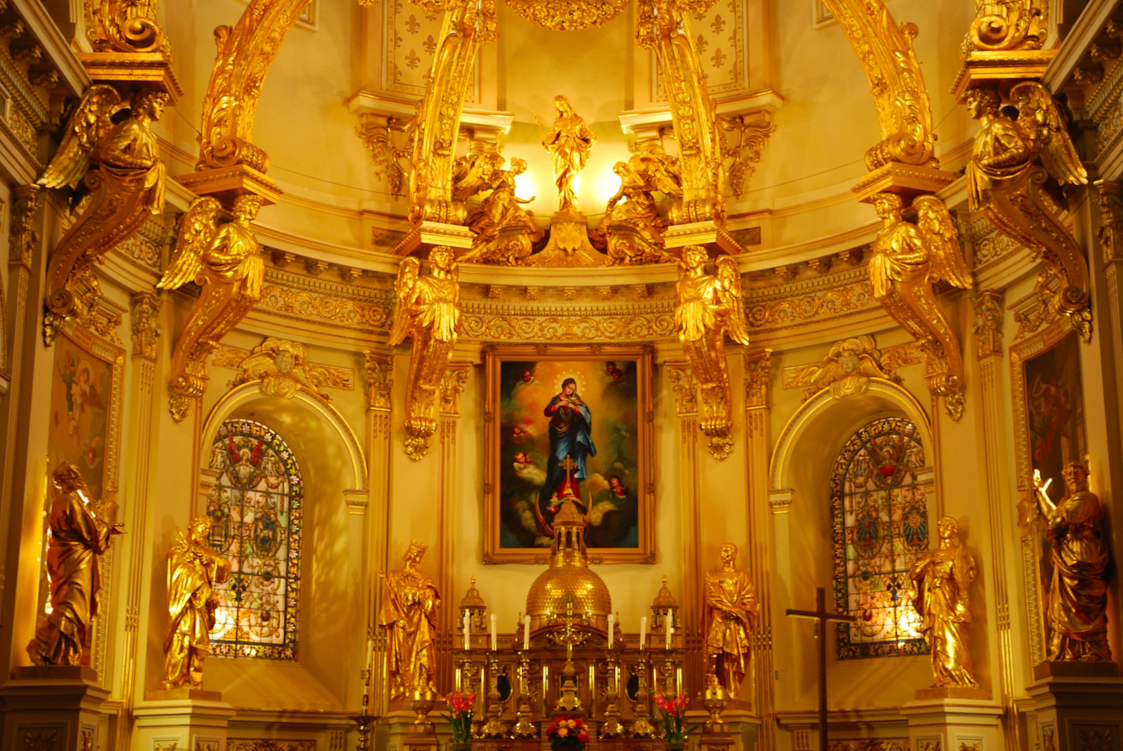 The ornate golden interior of the Basilique-Cathédrale Notre-Dame de ϳé