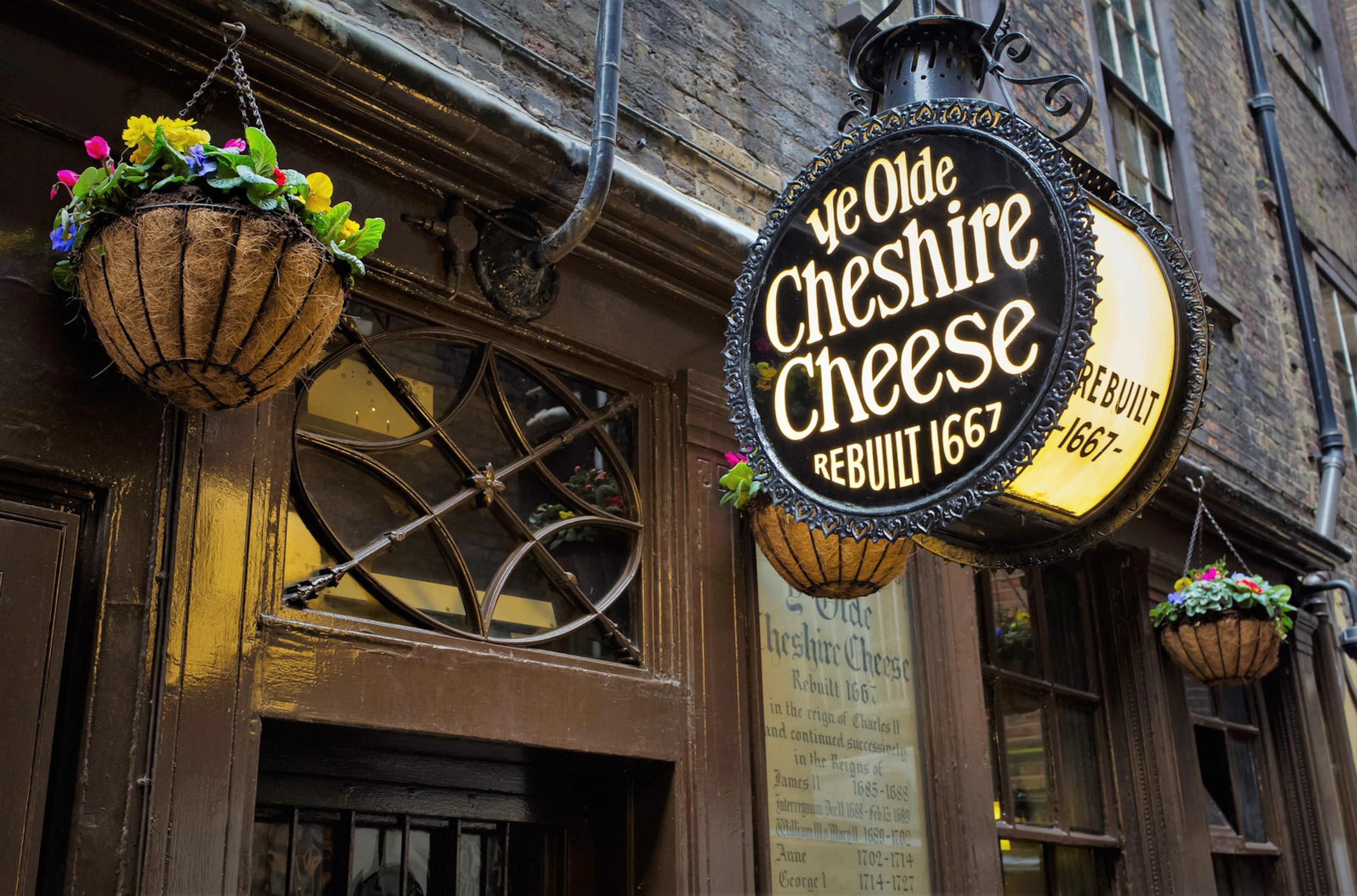 Вывеска паба Ye Olde Cheshire Cheese в Лондоне
