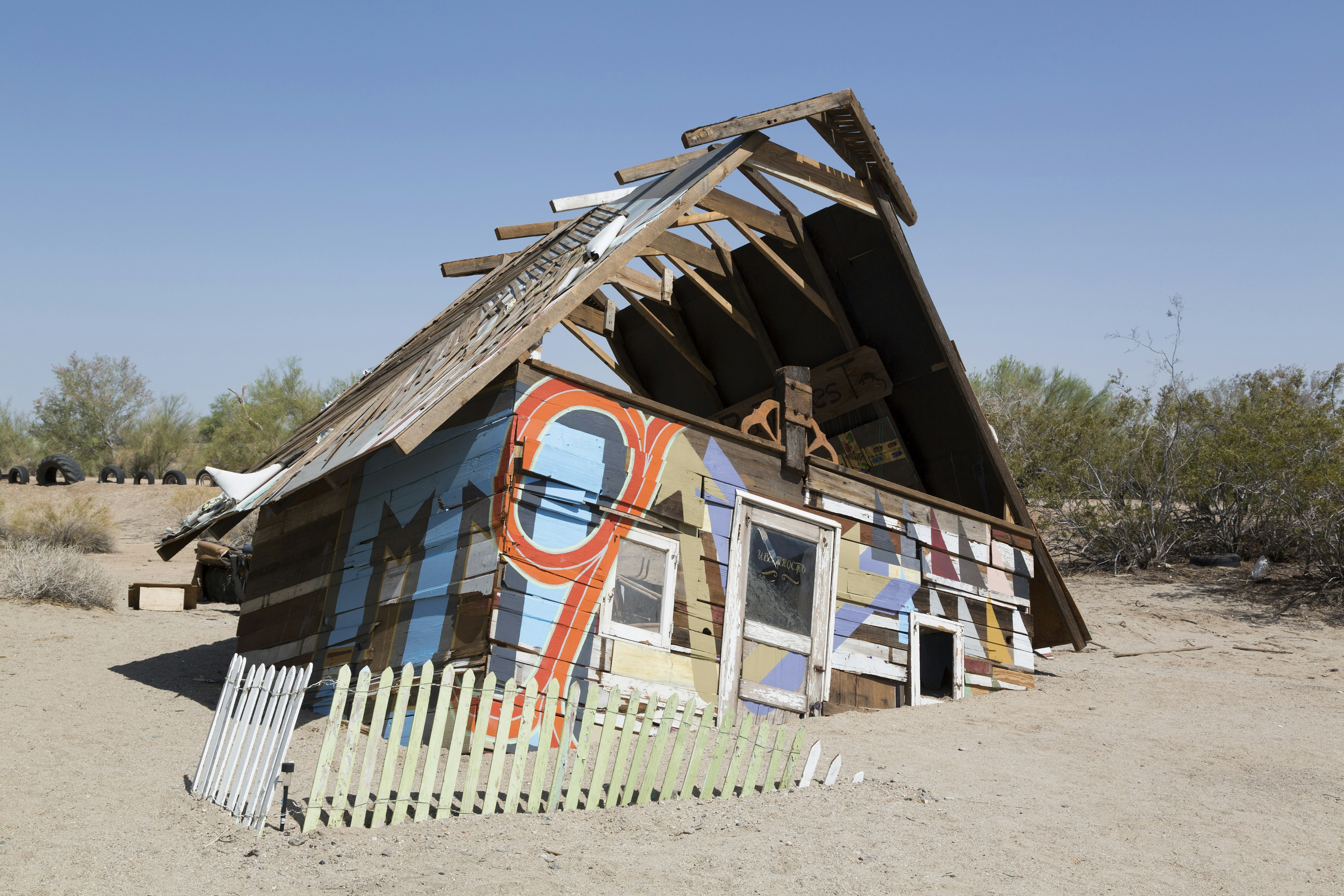 A small painted house looks like its sinking into the desert at the East Jesus art collective in Slab City © Buyenlarge / Getty Images