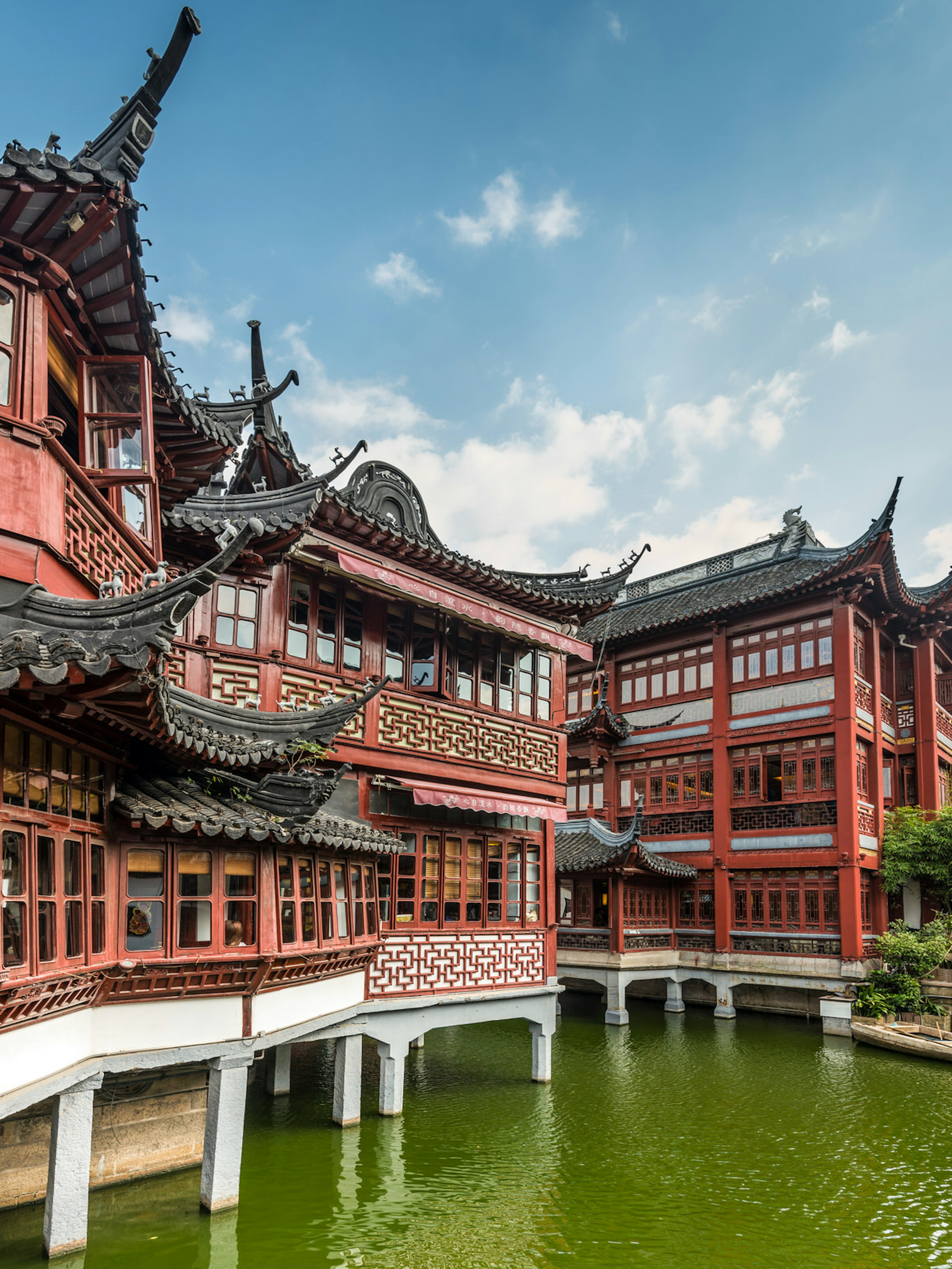 The Garden of Happiness at Yuyuan Gardens © vale_t / Getty