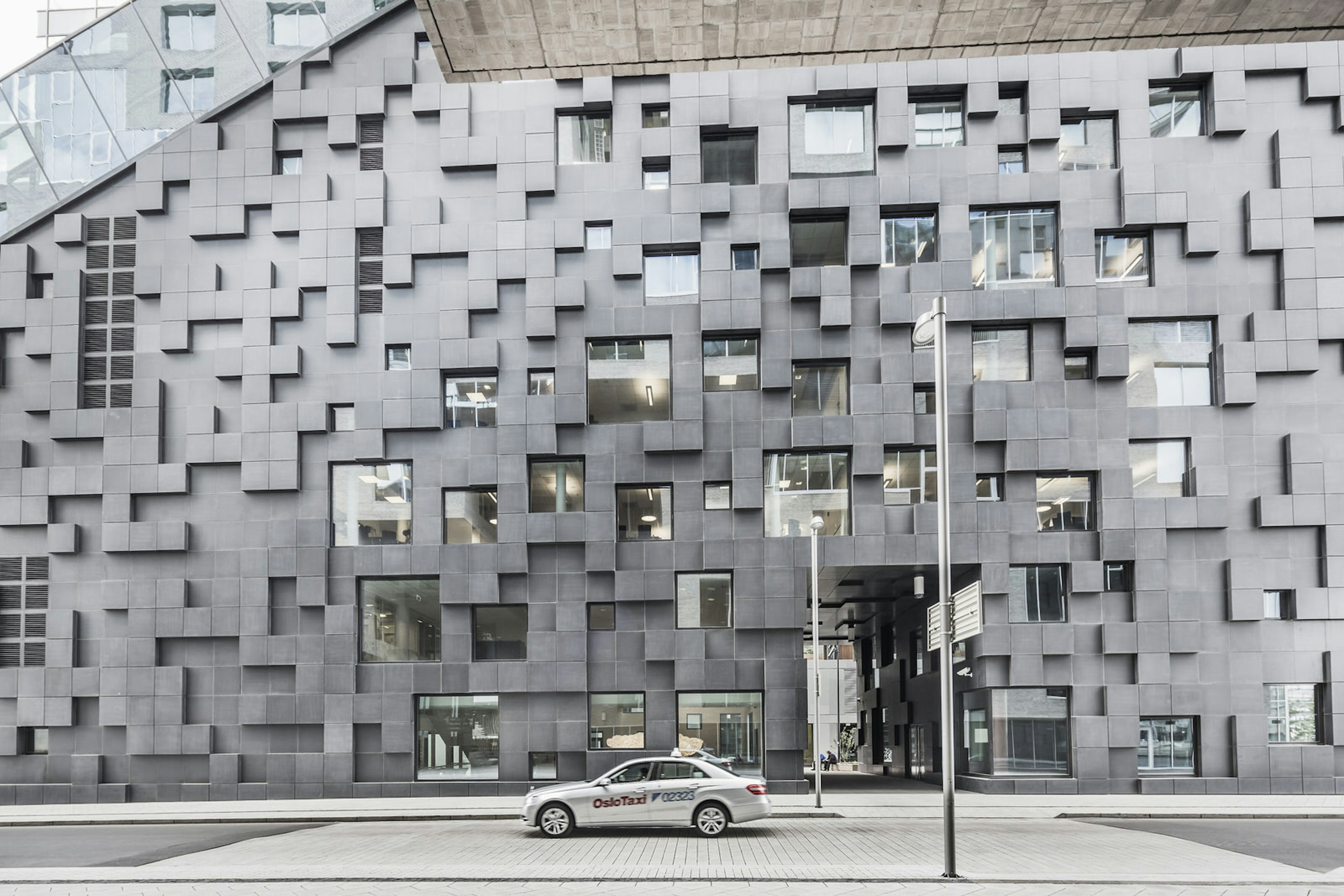 A taxi waits outside a building in the Bjørvika Barcode district of Oslo, Norway © Maremagnum / Getty Images