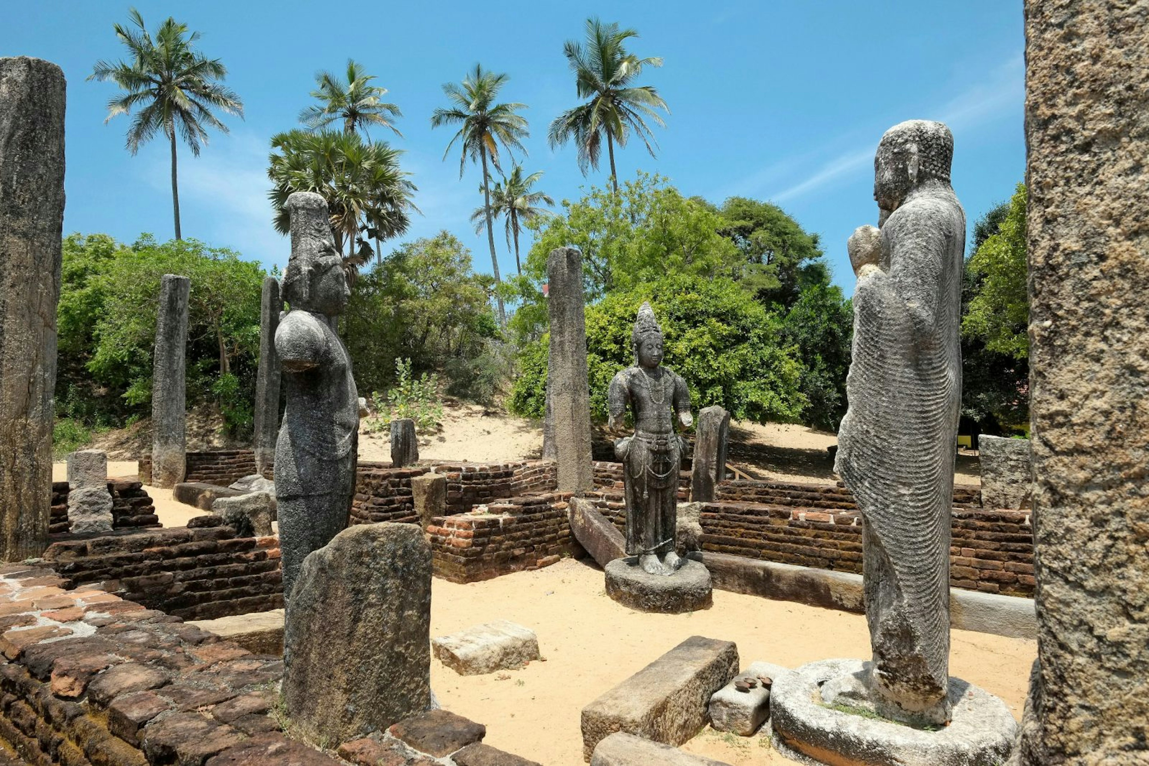 Buddhist ruins at Pottuvil's Mudu Maha Vihara © Schroeder Alain / hemis.fr / Getty Images