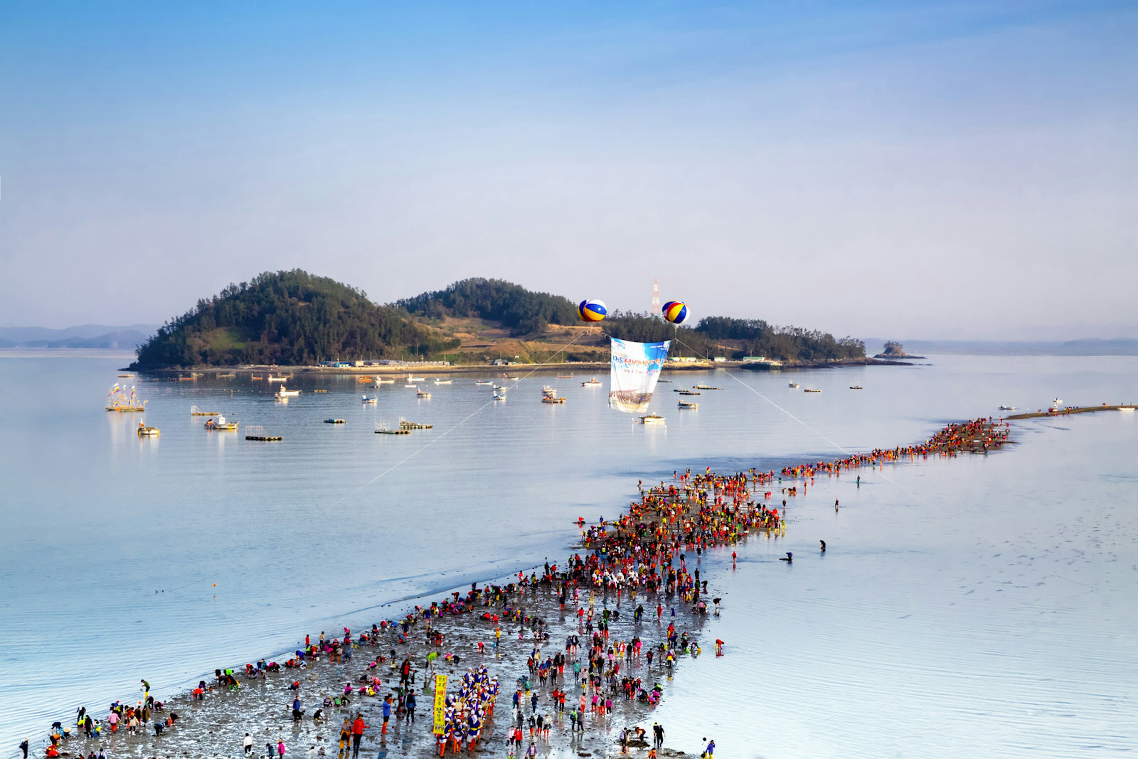 Crowds gather to walk between Jindo and Modo © Topic Images / Getty Images