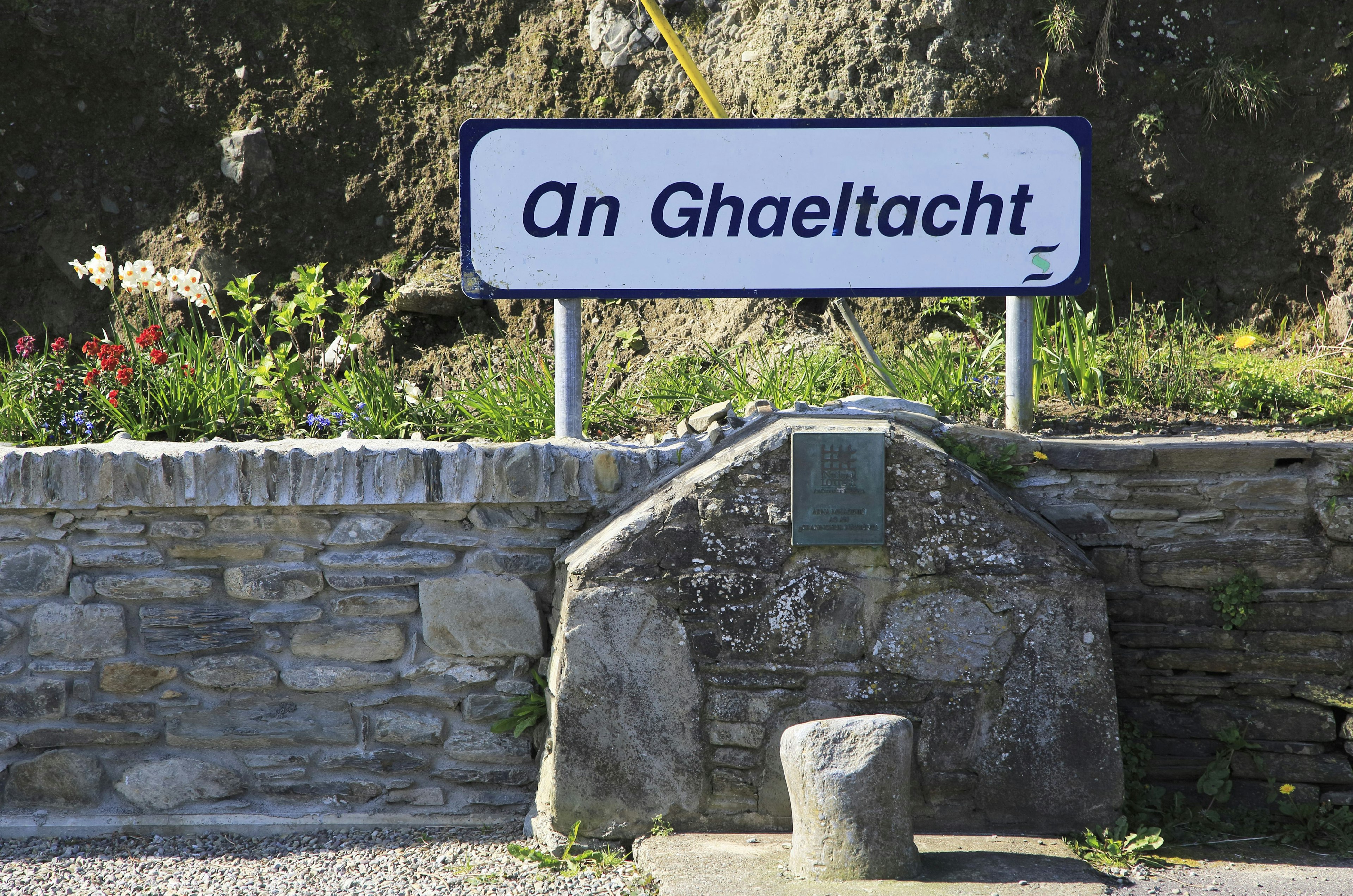 A white rectangular sign with rounded edges reads